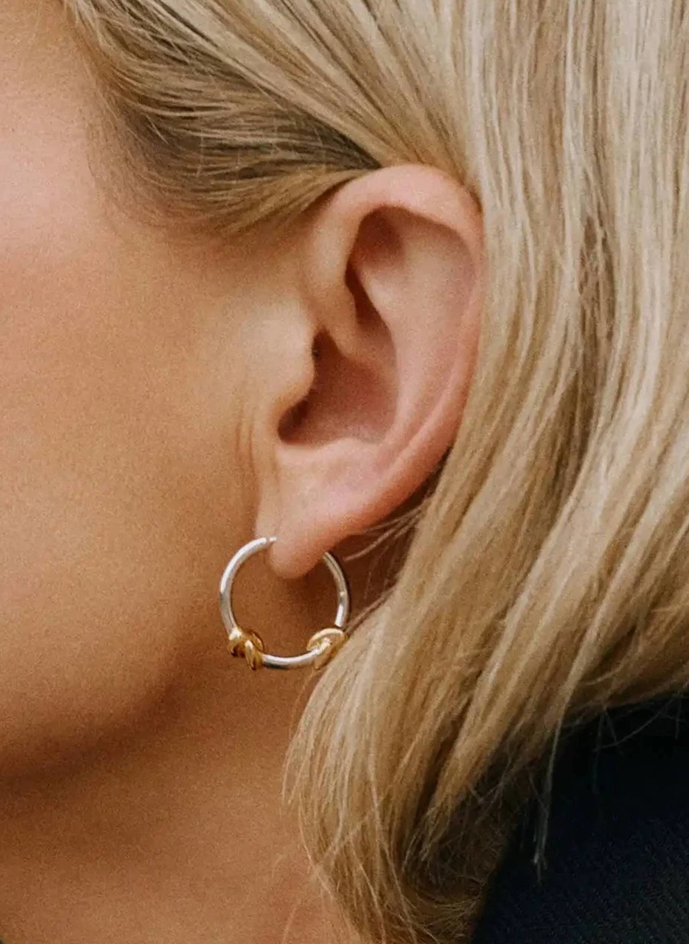 MISSOMA Creolen LUCY WILLIAMS KNOT SMALL HOOP EARRINGS by GLAMBOU: GOLD