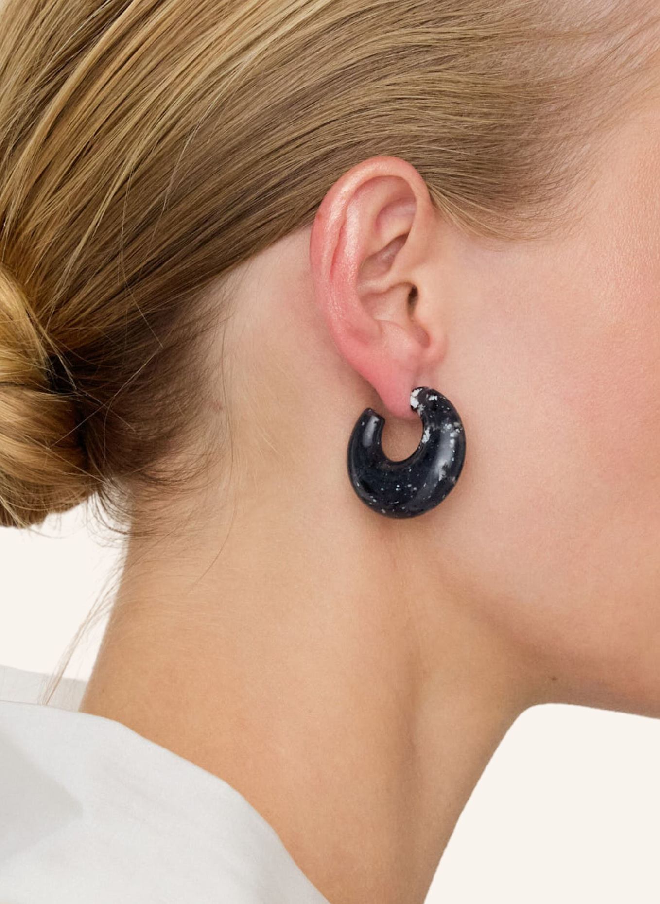 VANESSA BARONI Creolen MOON BLACK MARBLE by GLAMBOU: GOLD