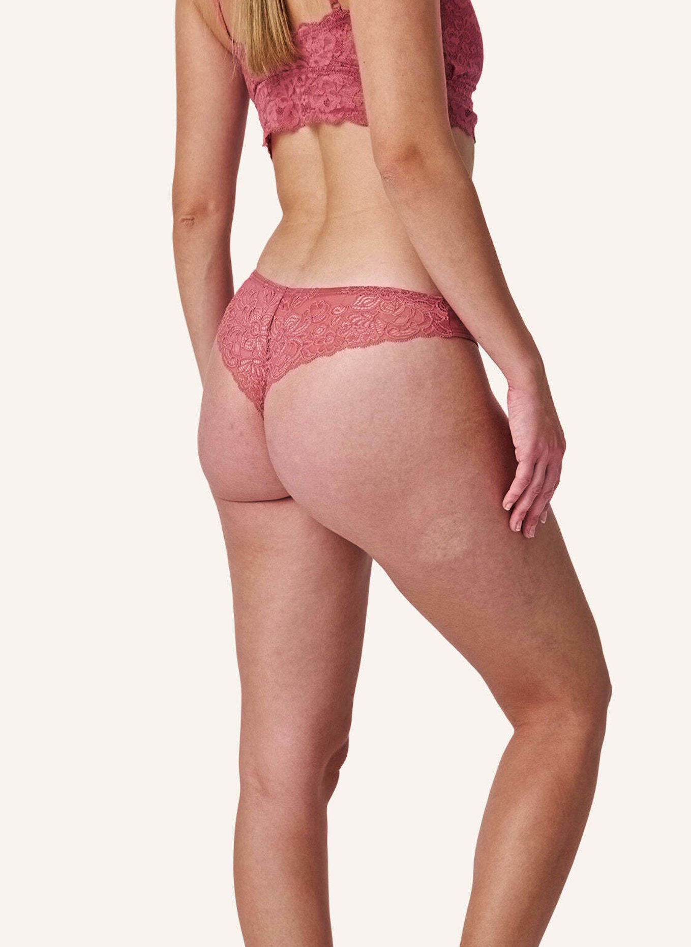 SNOCKS Tangas mit Spitze back ass: LILA/ ROT/ SCHWARZ