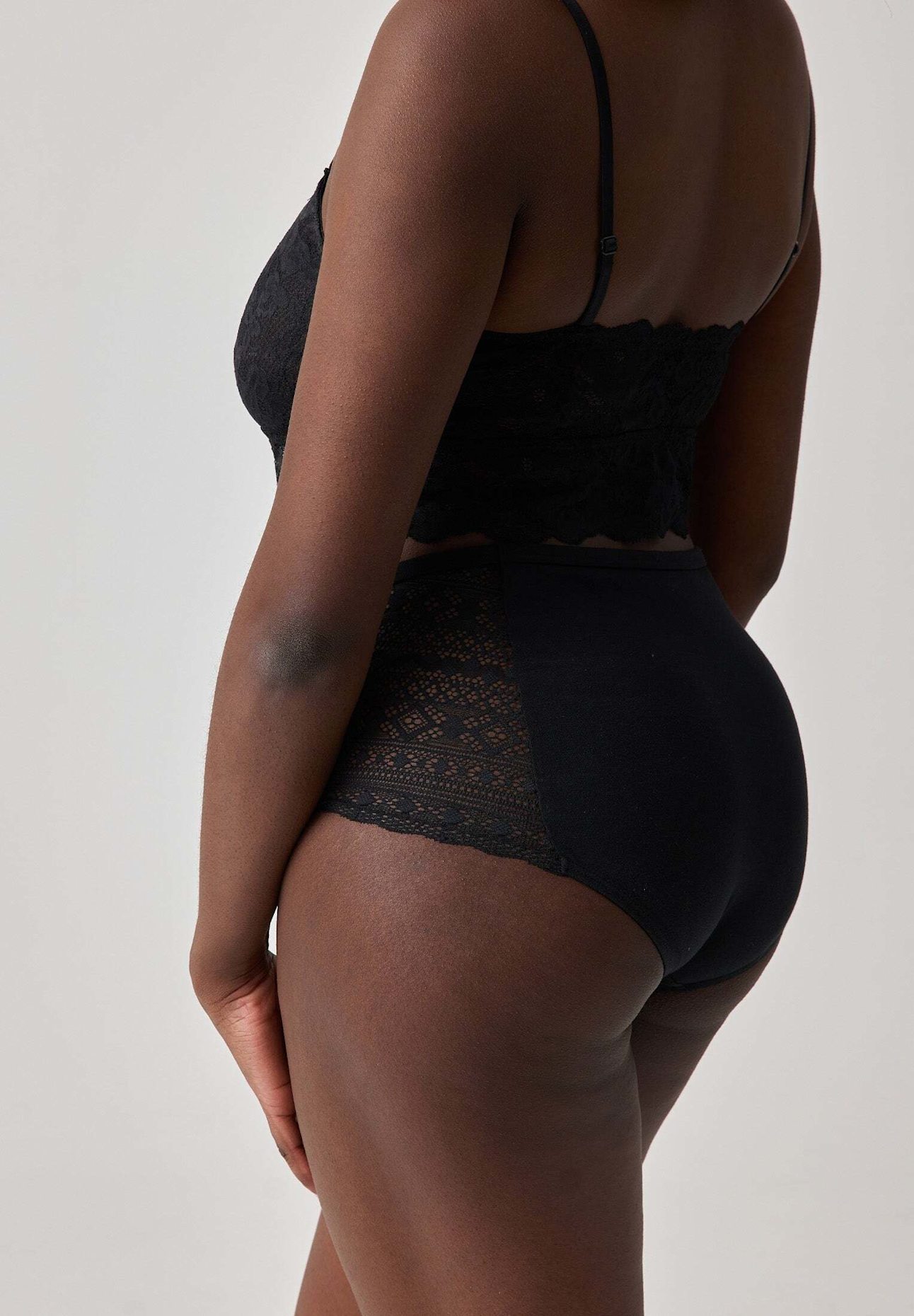 SNOCKS High Waist Hipster Panties mit Spitze: SCHWARZ