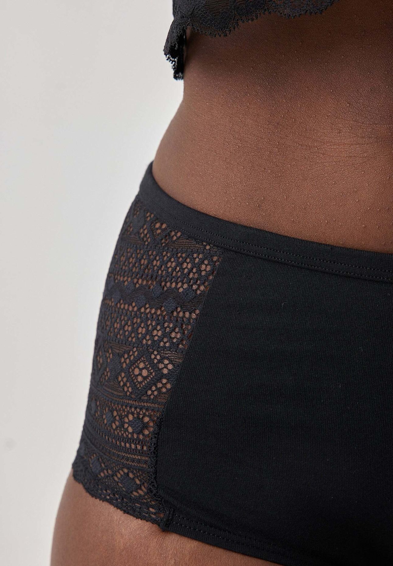 SNOCKS High Waist Hipster Panties mit Spitze: SCHWARZ