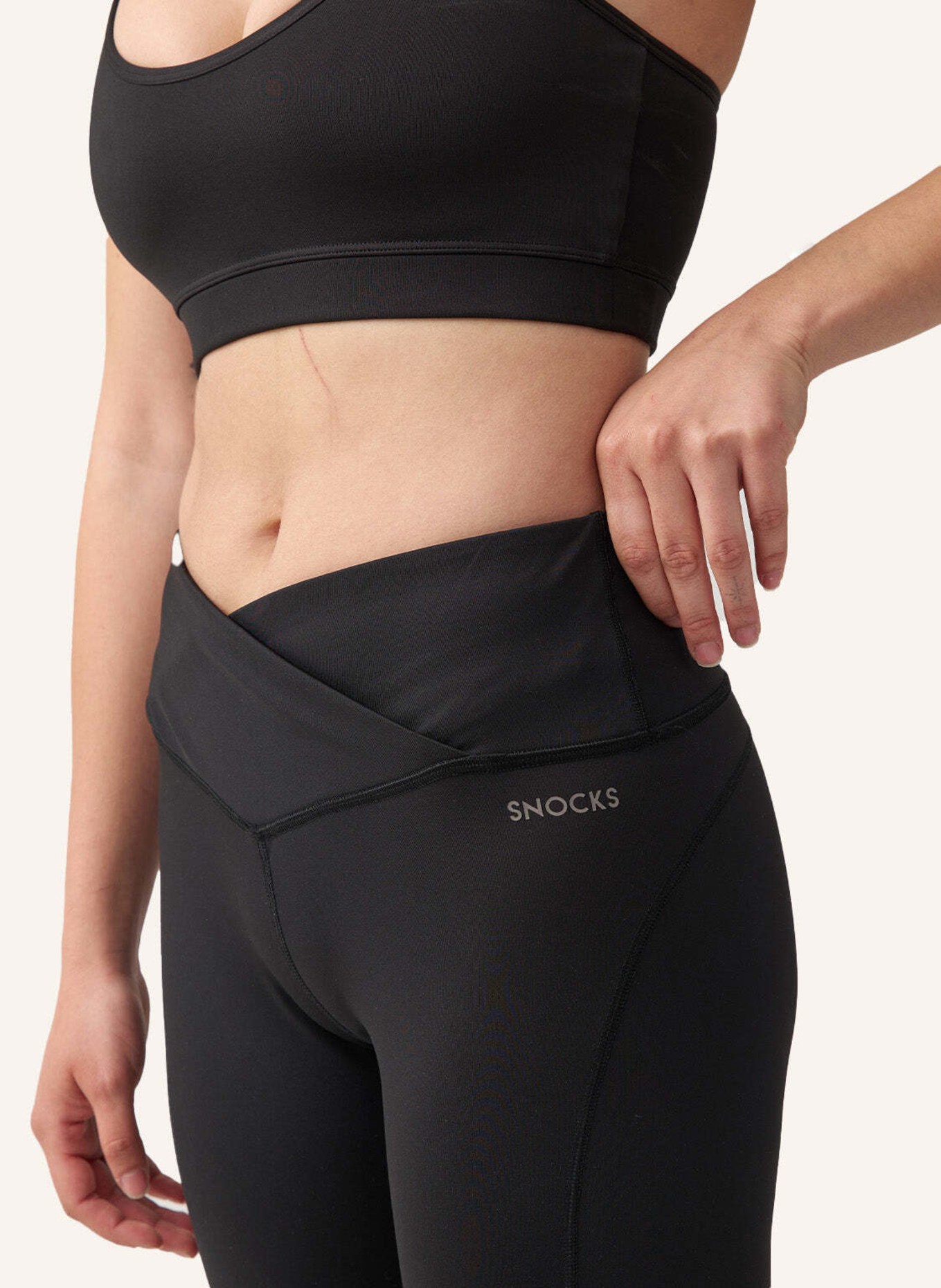 SNOCKS High Waist Leggings V Cross, Farbe: SCHWARZ (Bild 3)