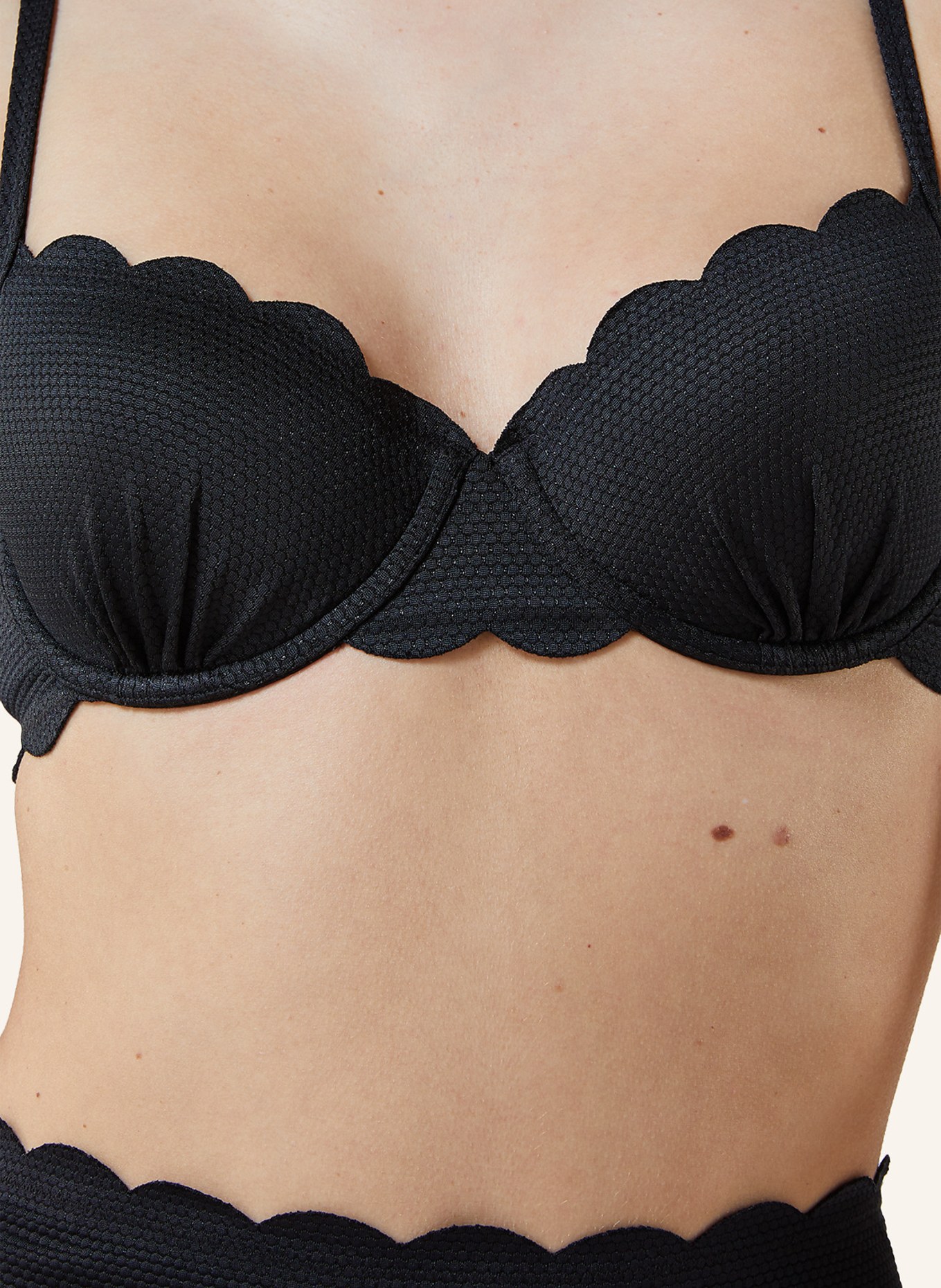 hunkemöller Bügel-Bikini-Top SCALLOP, Farbe: SCHWARZ (Bild 4)