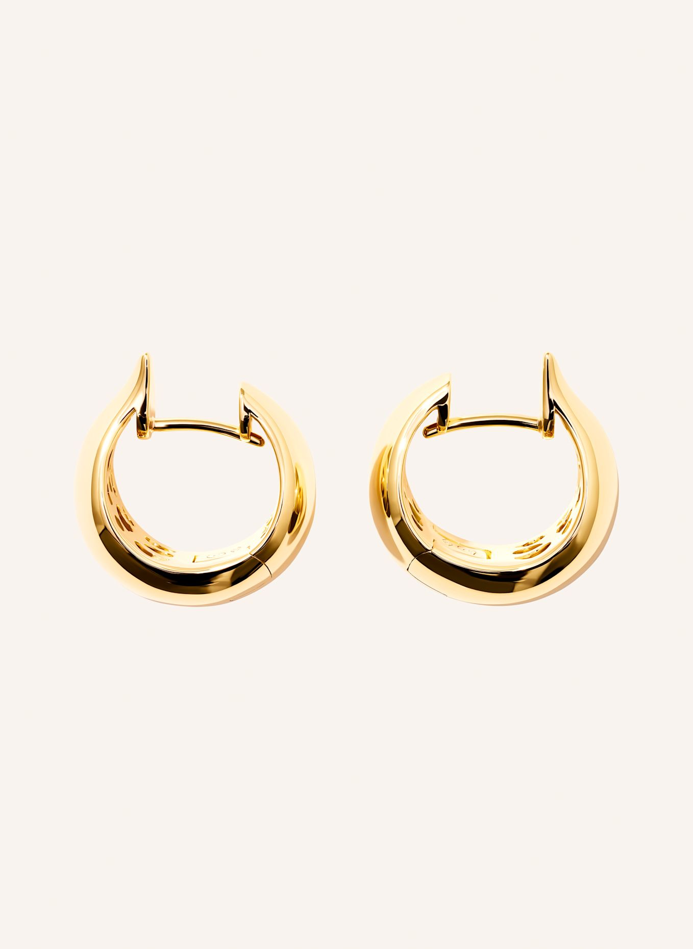 TAMARA COMOLLI Ohrringe SIGNATURE OHRRINGE HUGGIES CURVED DROP: GOLD