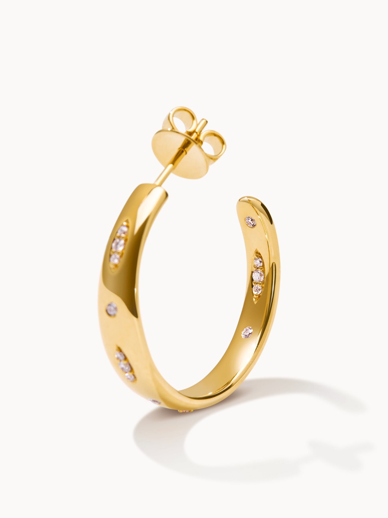 TAMARA COMOLLI Ohrringe GYPSY CREOLE LARGE aus 18 Karat Gelbgold mit Diamant Pavé, Farbe: GOLD (Bild 2)