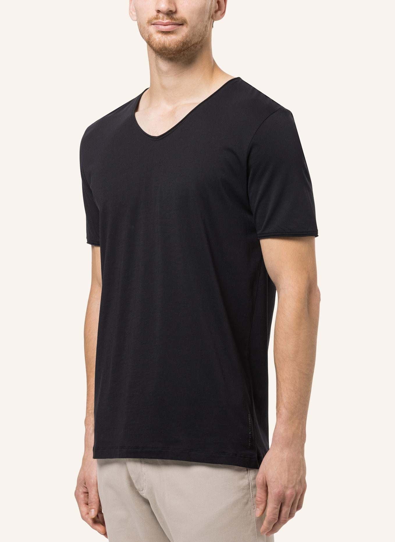 TRUSTED HANDWORK V Neck 1/2-Sleeve T-Shirt with Roll Edge, Farbe: SCHWARZ (Bild 4)