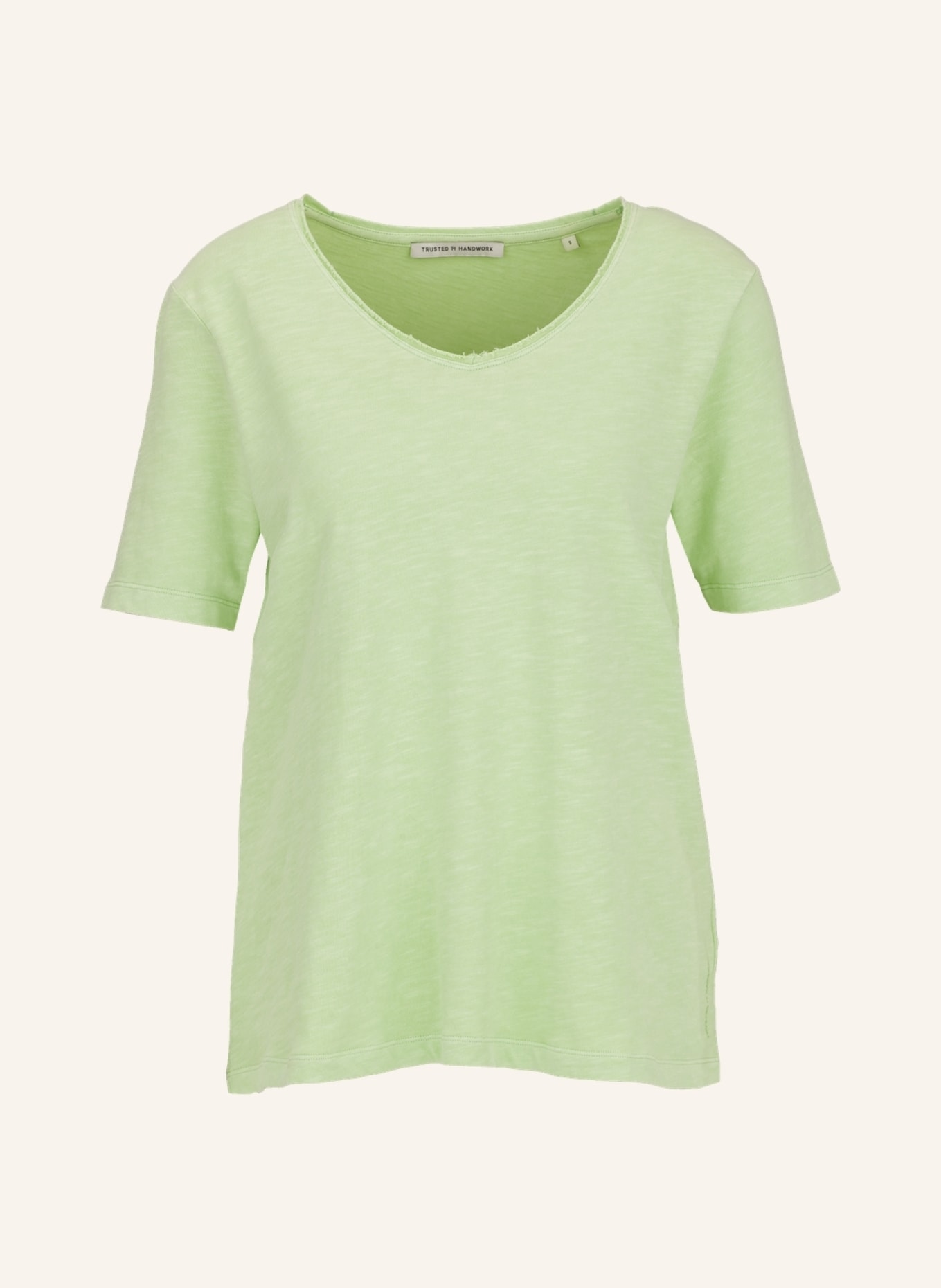 TRUSTED HANDWORK V-Neck 3/4-Sleeve T-Shirt with Open Edge, Farbe: GRÜN (Bild 1)