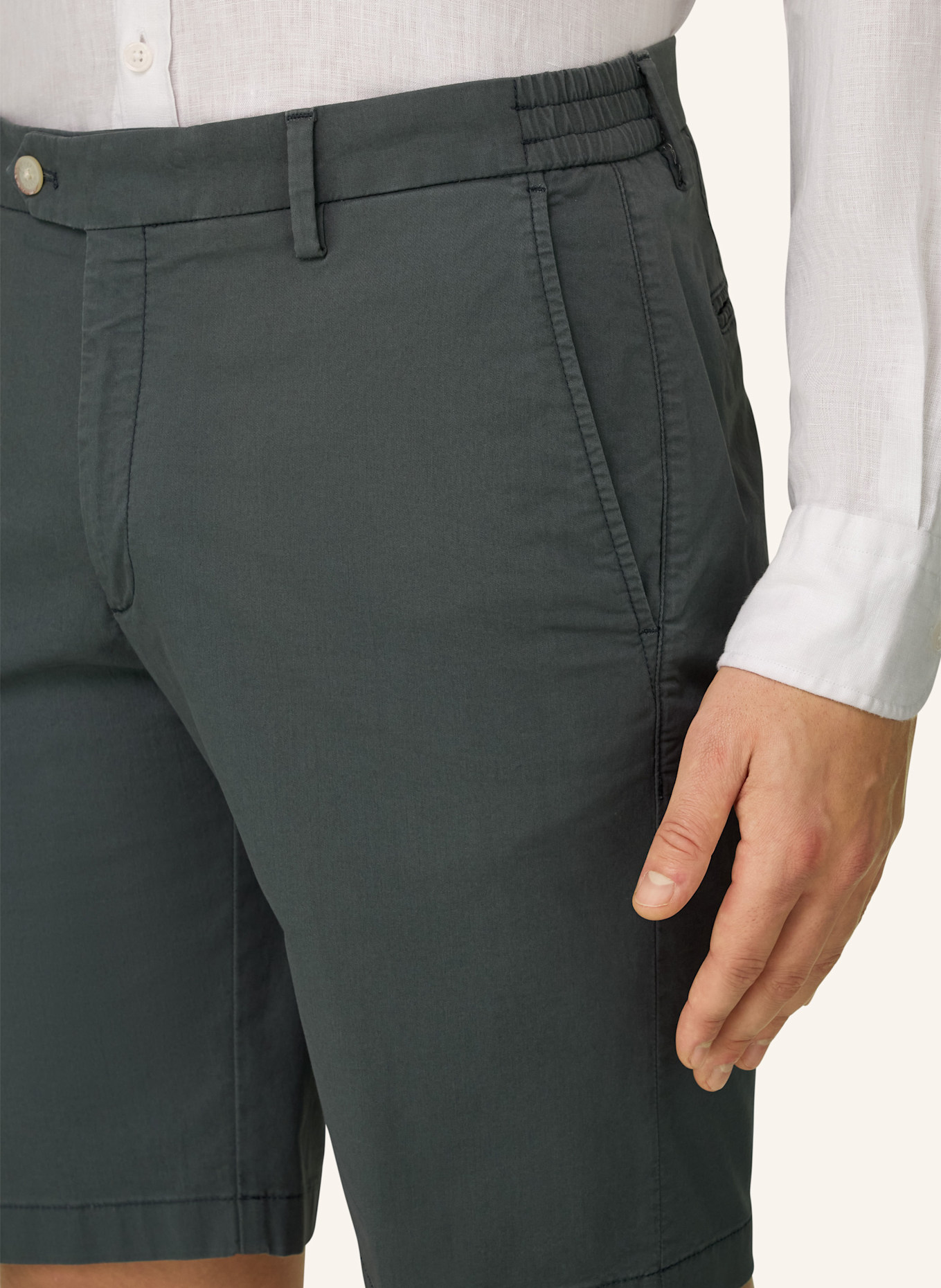 BOGGI MILANO Bermudahose: GRÜN