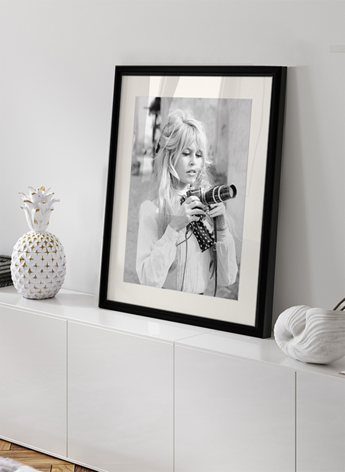 Liv Corday Wandafbeelding BRIGITTE MET HAAR CAMERA met lijstje: ZWART