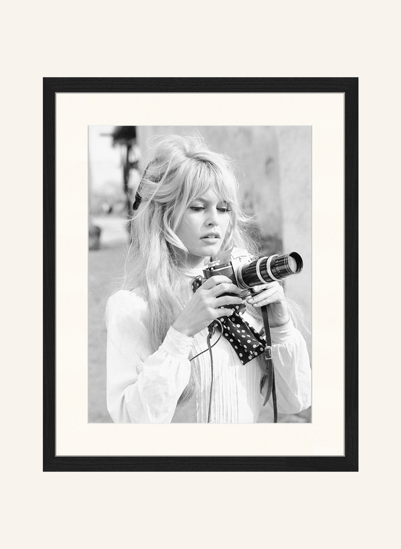 Liv Corday Wandafbeelding BRIGITTE MET HAAR CAMERA met lijstje: ZWART