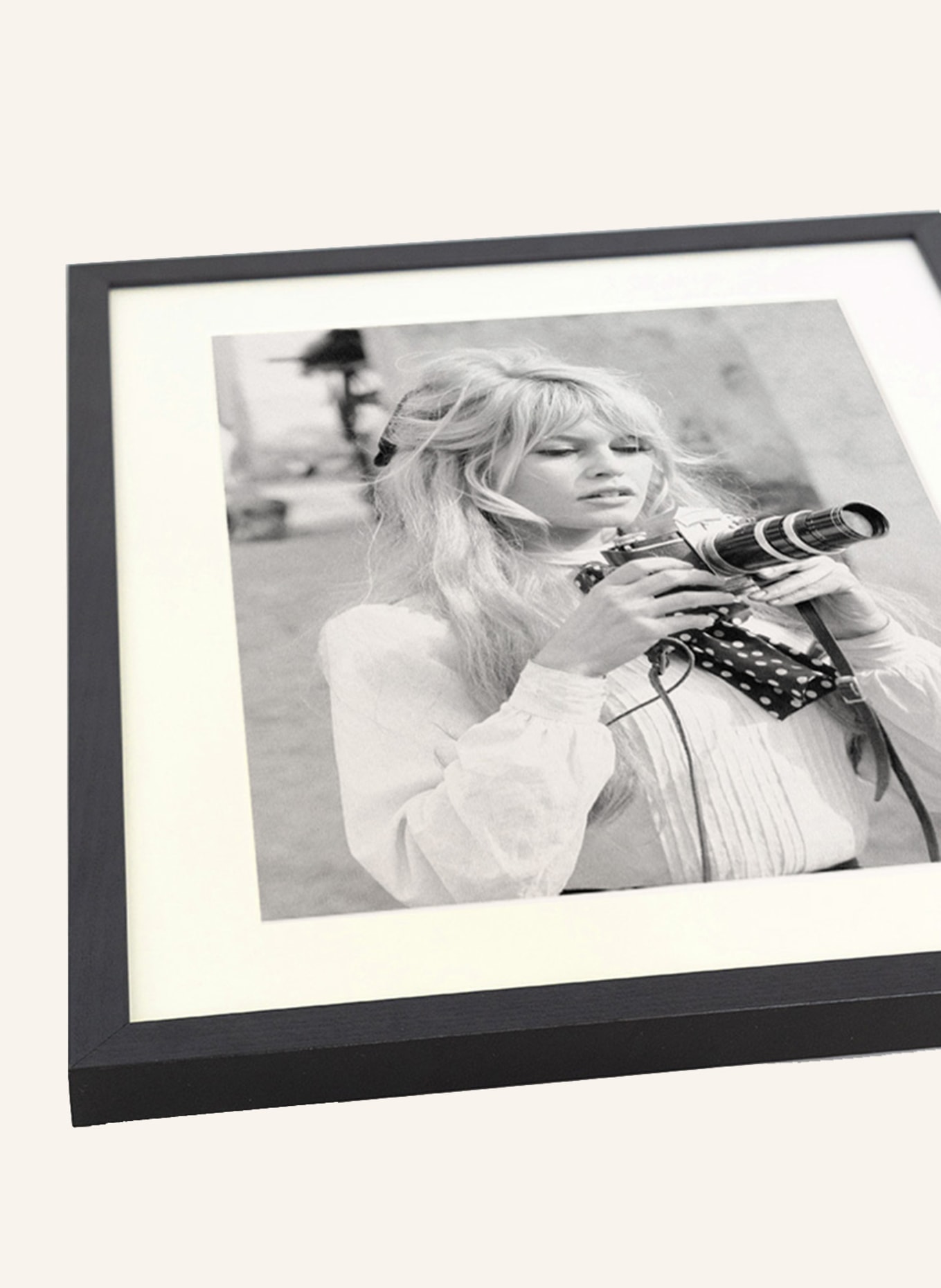 Liv Corday Wandafbeelding BRIGITTE MET HAAR CAMERA met lijstje: ZWART