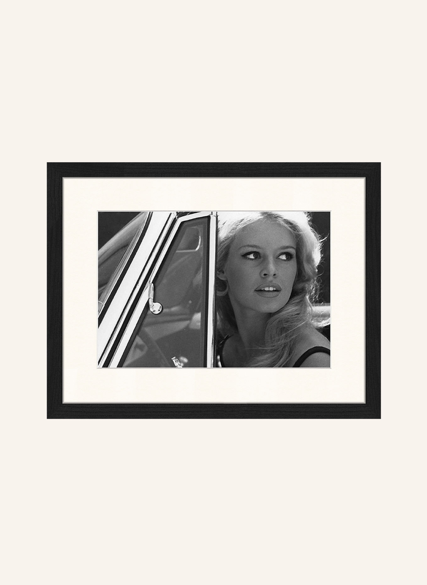 JACOB BADEN Wandafbeelding BRIGITTE BARDOT IN DE AUTO met lijstje: ZWART