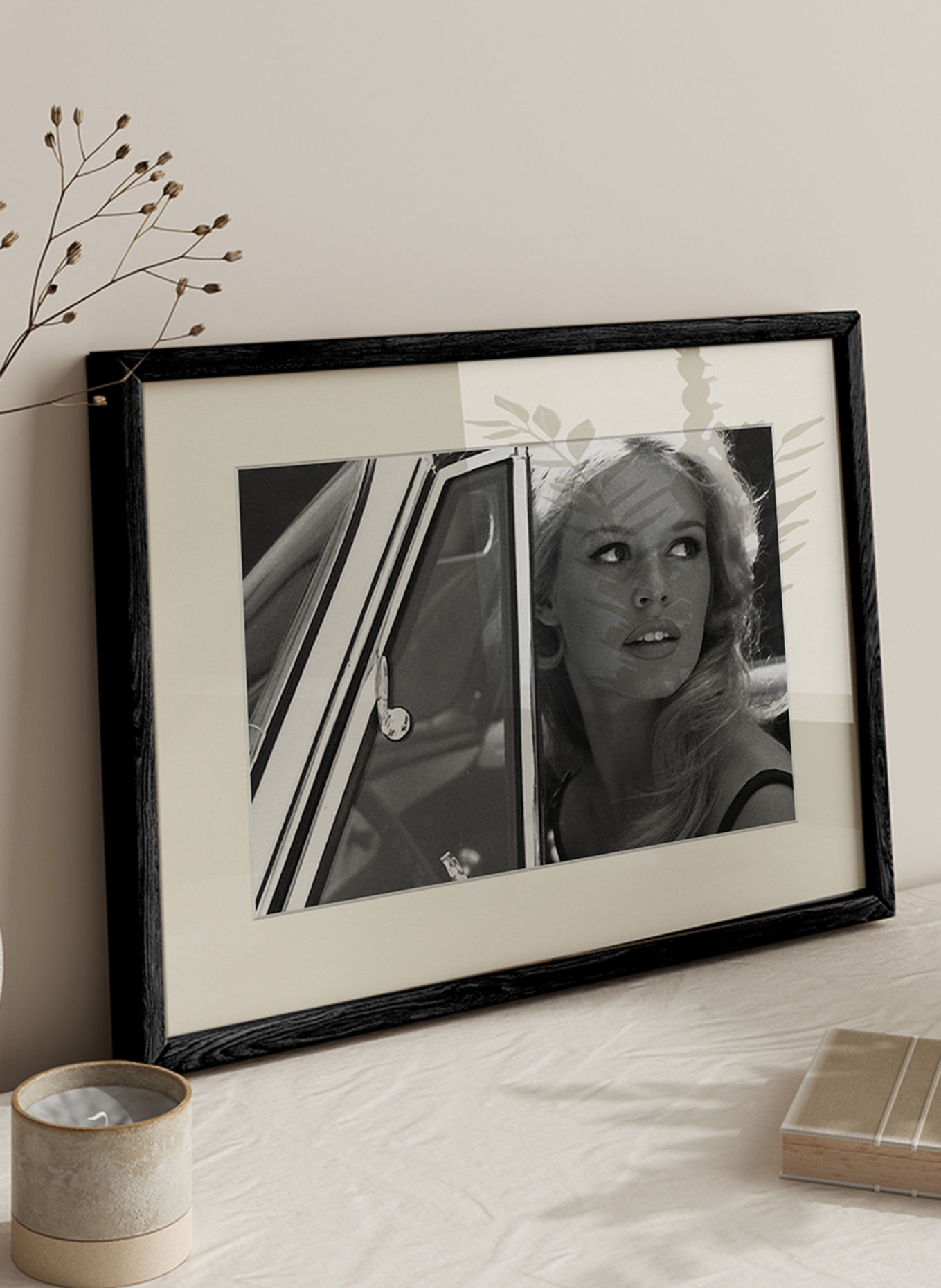 JACOB BADEN Wandafbeelding BRIGITTE BARDOT IN DE AUTO met lijstje: ZWART