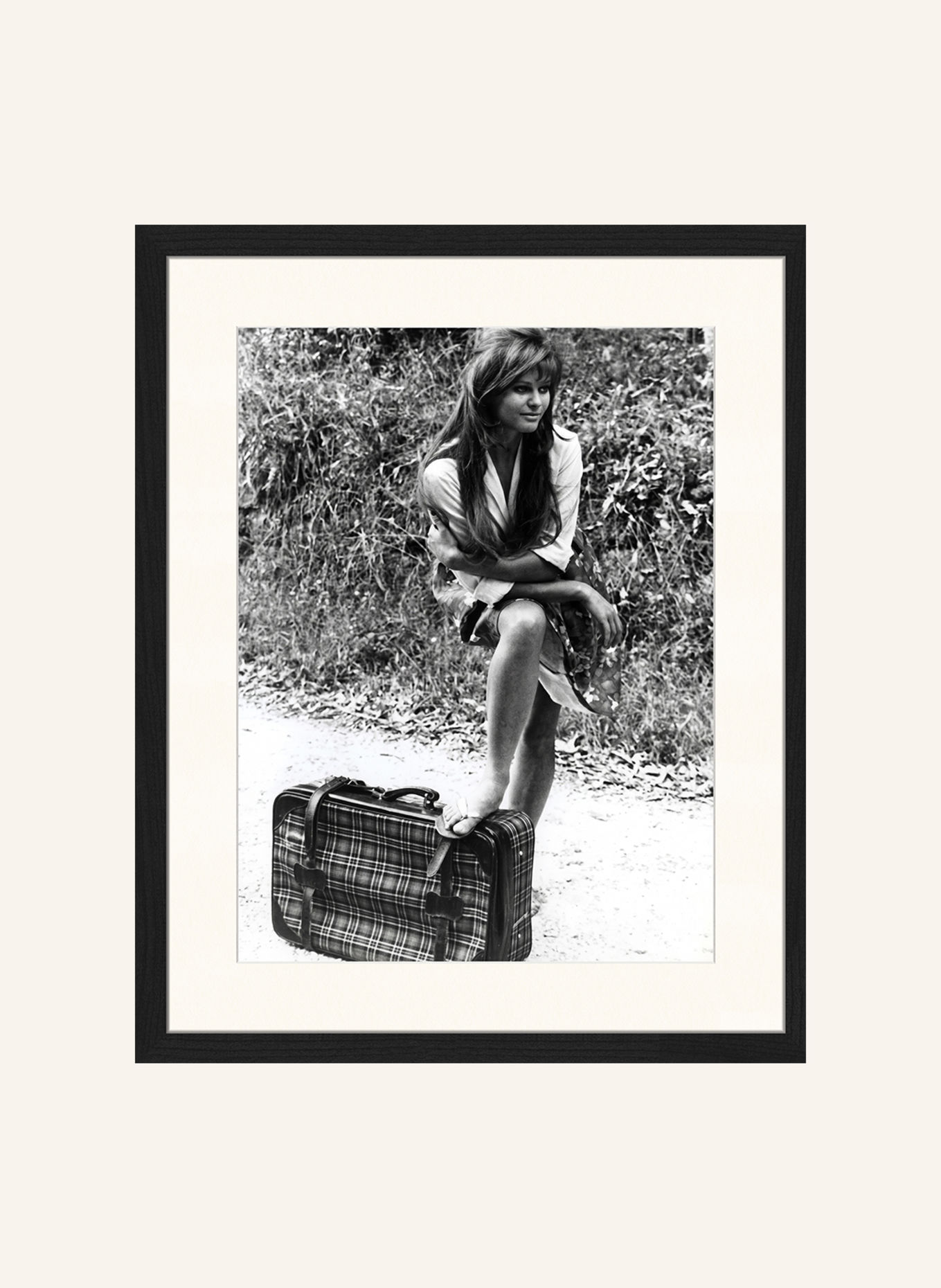 Liv Corday Wandbild CLAUDIA CARDINALE IN „DAS MÄDCHEN MIT DEM KOFFER“ (1961) mit Rahmen: SCHWARZ