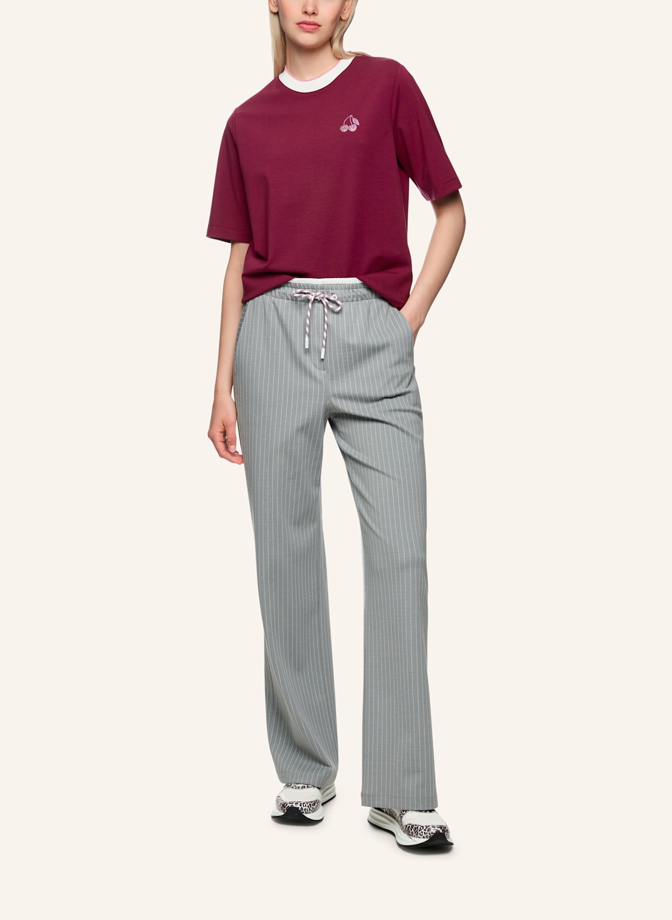 MARC CAIN T-Shirt mit Schmucksteinen: ROT