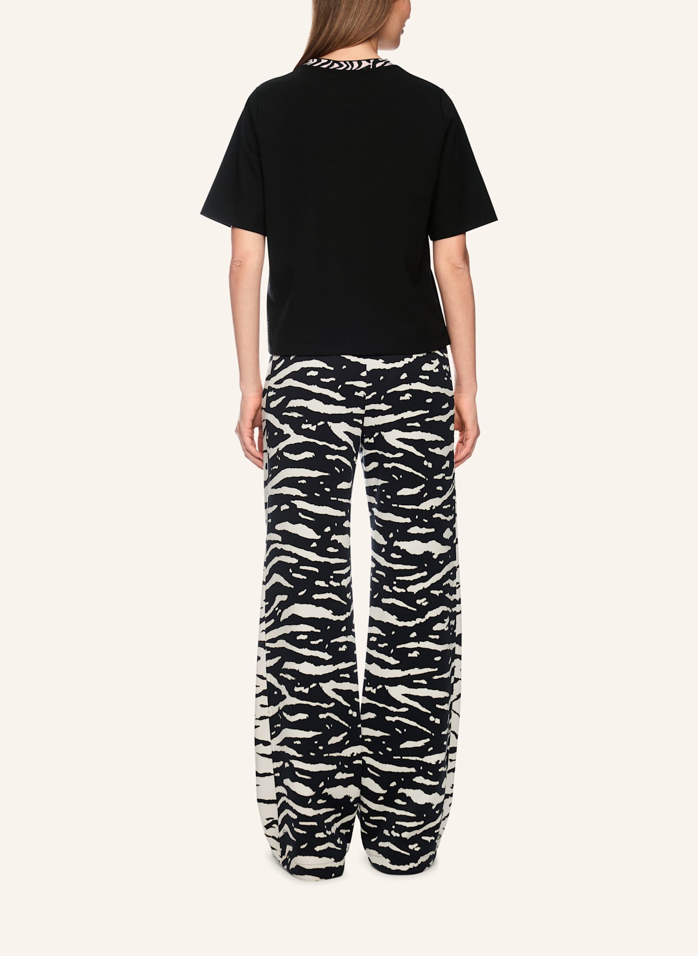 MARC CAIN T-Shirt mit Schmucksteinen: SCHWARZ