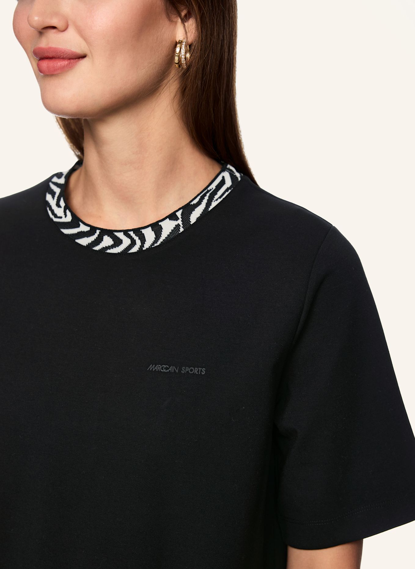 MARC CAIN T-Shirt mit Schmucksteinen: SCHWARZ