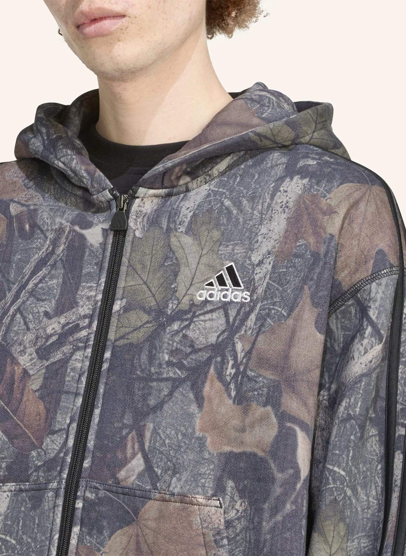 adidas Originals CAMOUFLAGE-KAPUZENJACKE MIT DURCHGEHENDEM REISSVERSCHLUSS: SCHWARZ