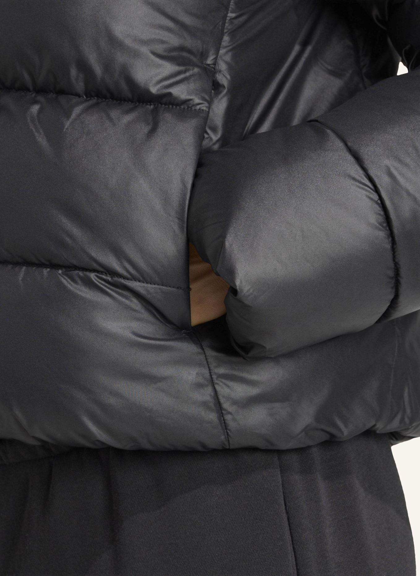 adidas ESSENTIALS CLIMAWARM KUNSTDAUNEN PUFFER JACKE: SCHWARZ