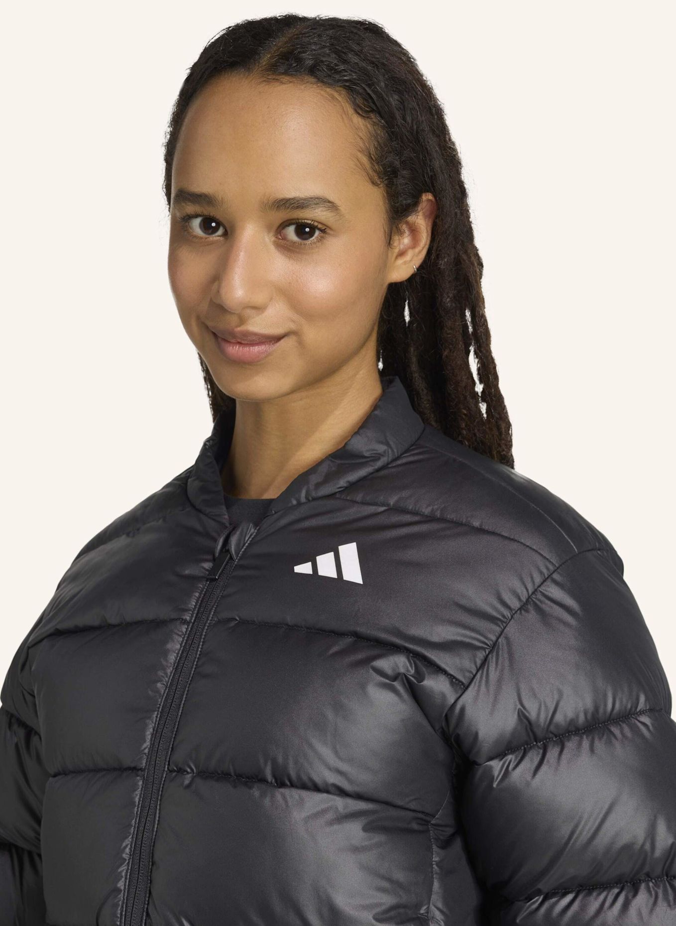 adidas ESSENTIALS CLIMAWARM KUNSTDAUNEN PUFFER JACKE: SCHWARZ