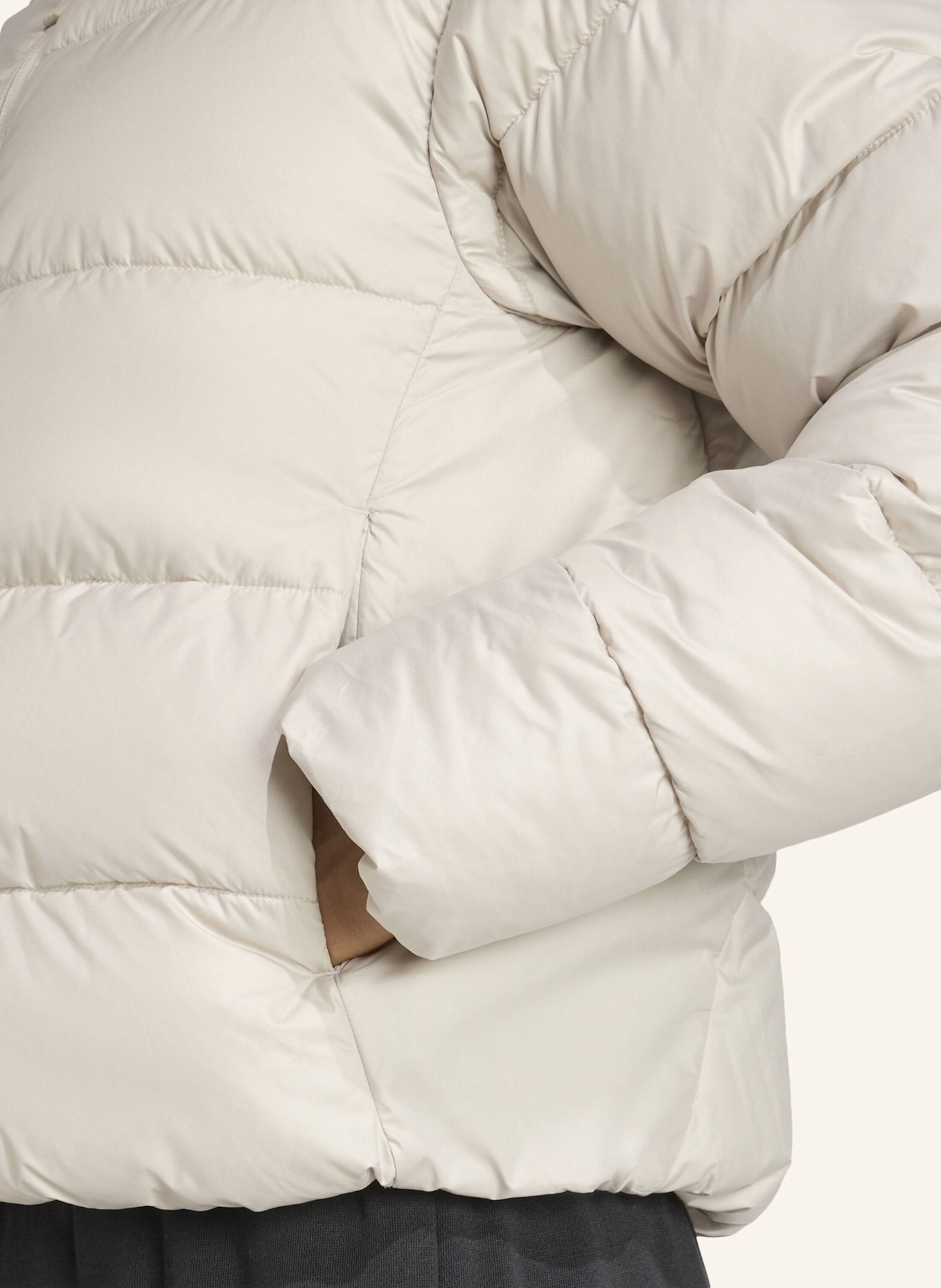 adidas ESSENTIALS CLIMAWARM KUNSTDAUNEN PUFFER JACKE: BEIGE