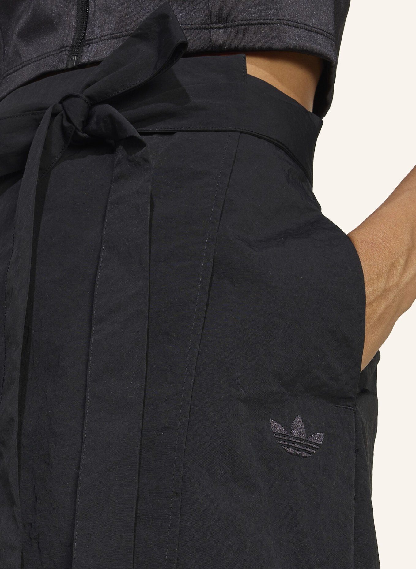 adidas Originals OFF-PLACED 3-STREIFEN MAXIROCK: SCHWARZ