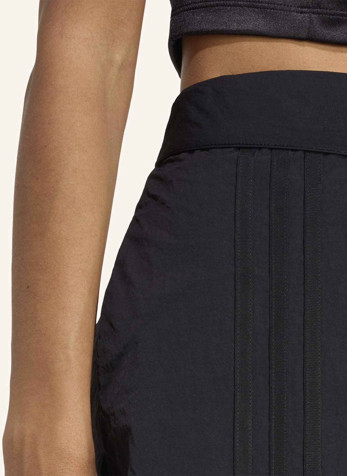 adidas Originals OFF-PLACED 3-STREIFEN MAXIROCK: SCHWARZ