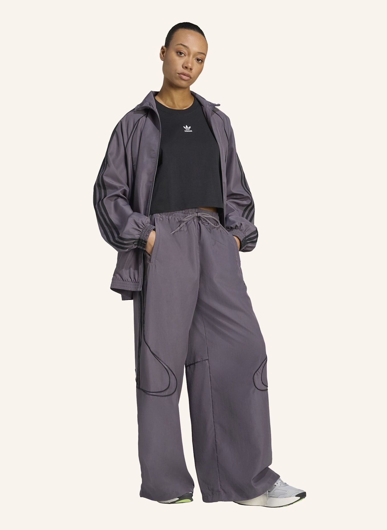 adidas Originals TEAMGEIST ADICOLOR OVERSIZED WOVEN TRAININGSHOSE: GRAU/ SCHWARZ