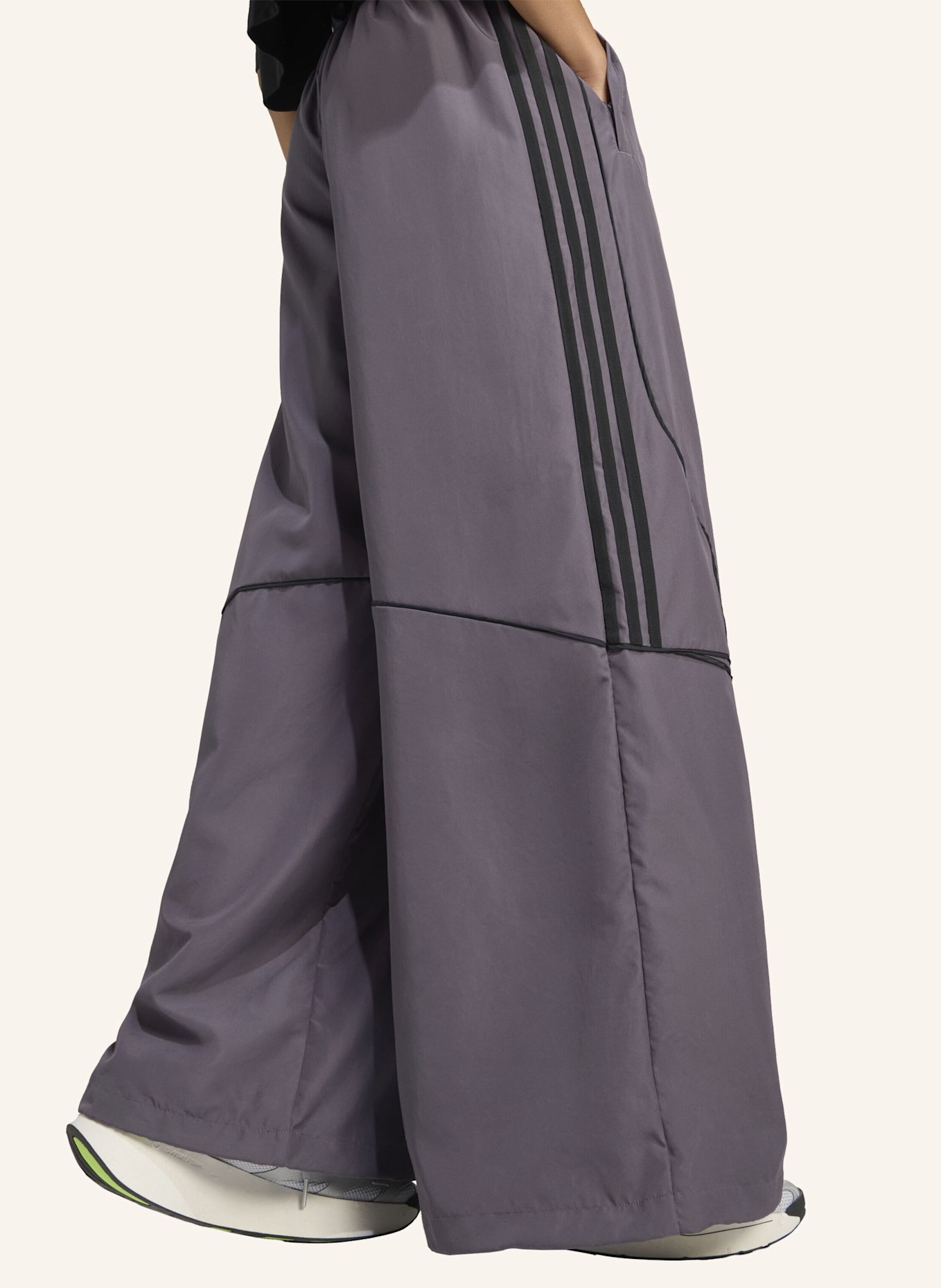 adidas Originals TEAMGEIST ADICOLOR OVERSIZED WOVEN TRAININGSHOSE: GRAU/ SCHWARZ