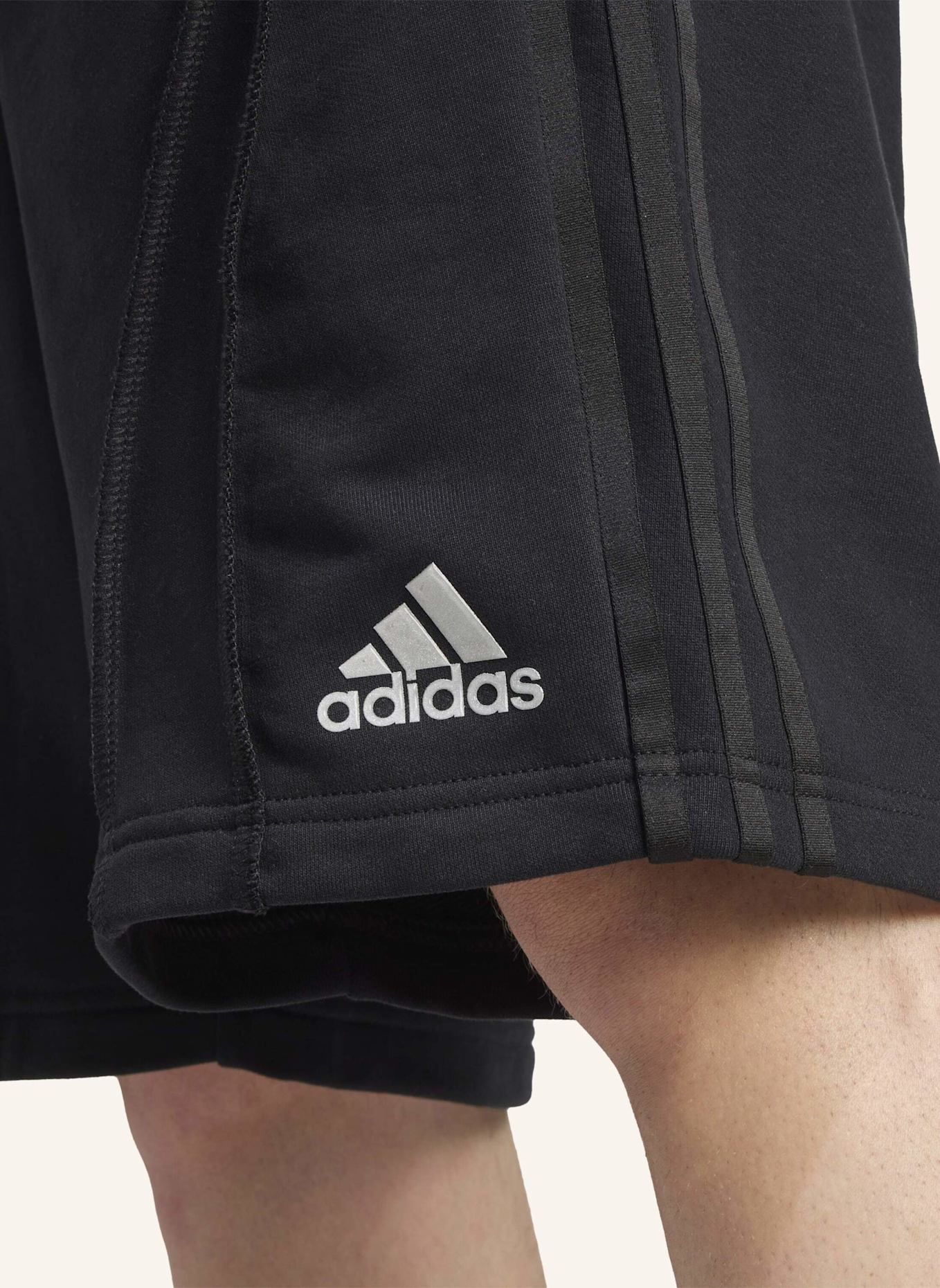 adidas Originals ADILENIUM SEASON 4 TEAMGEIST FLEECE SHORTS: SCHWARZ