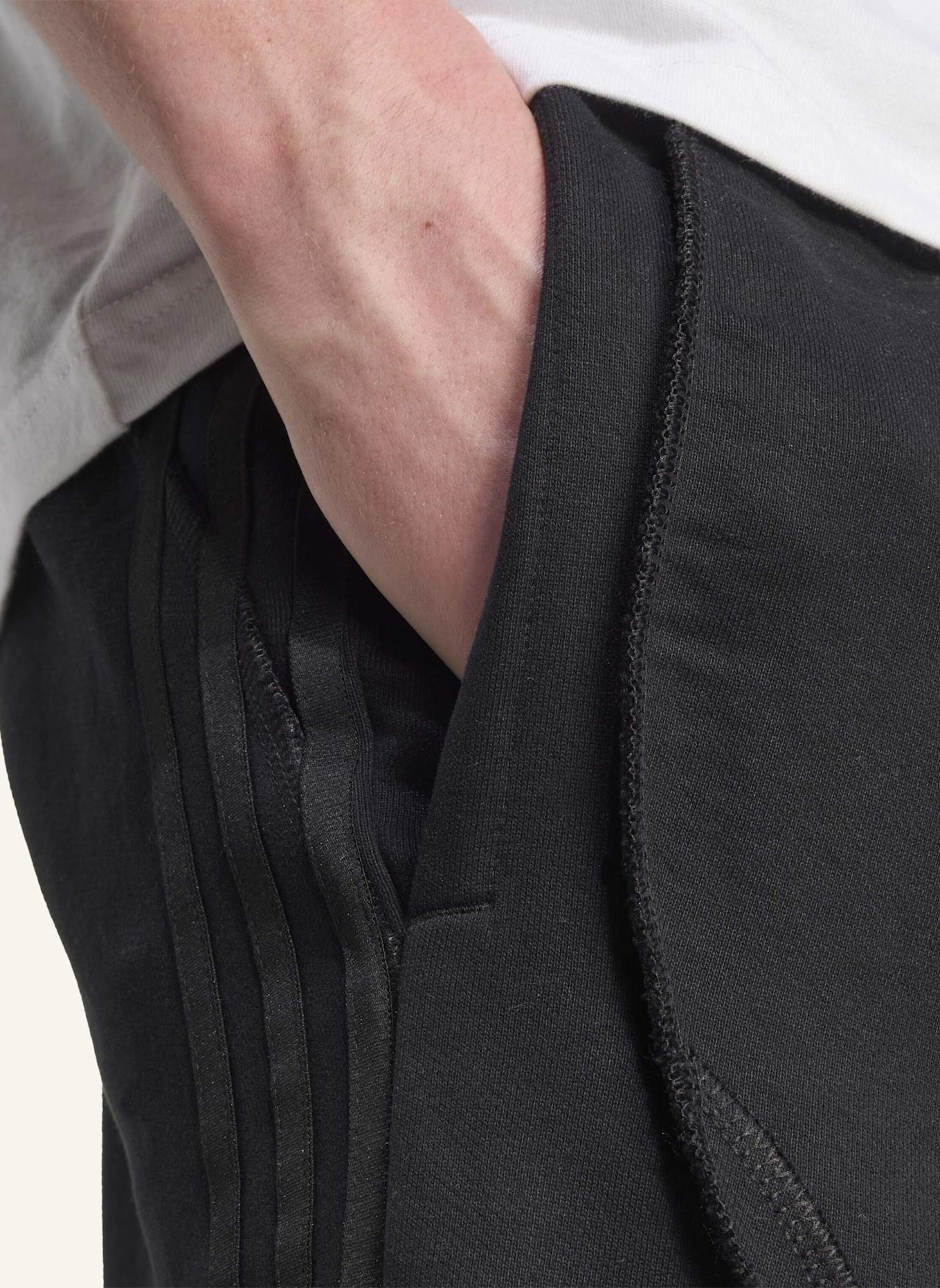 adidas Originals ADILENIUM SEASON 4 TEAMGEIST FLEECE SHORTS: SCHWARZ