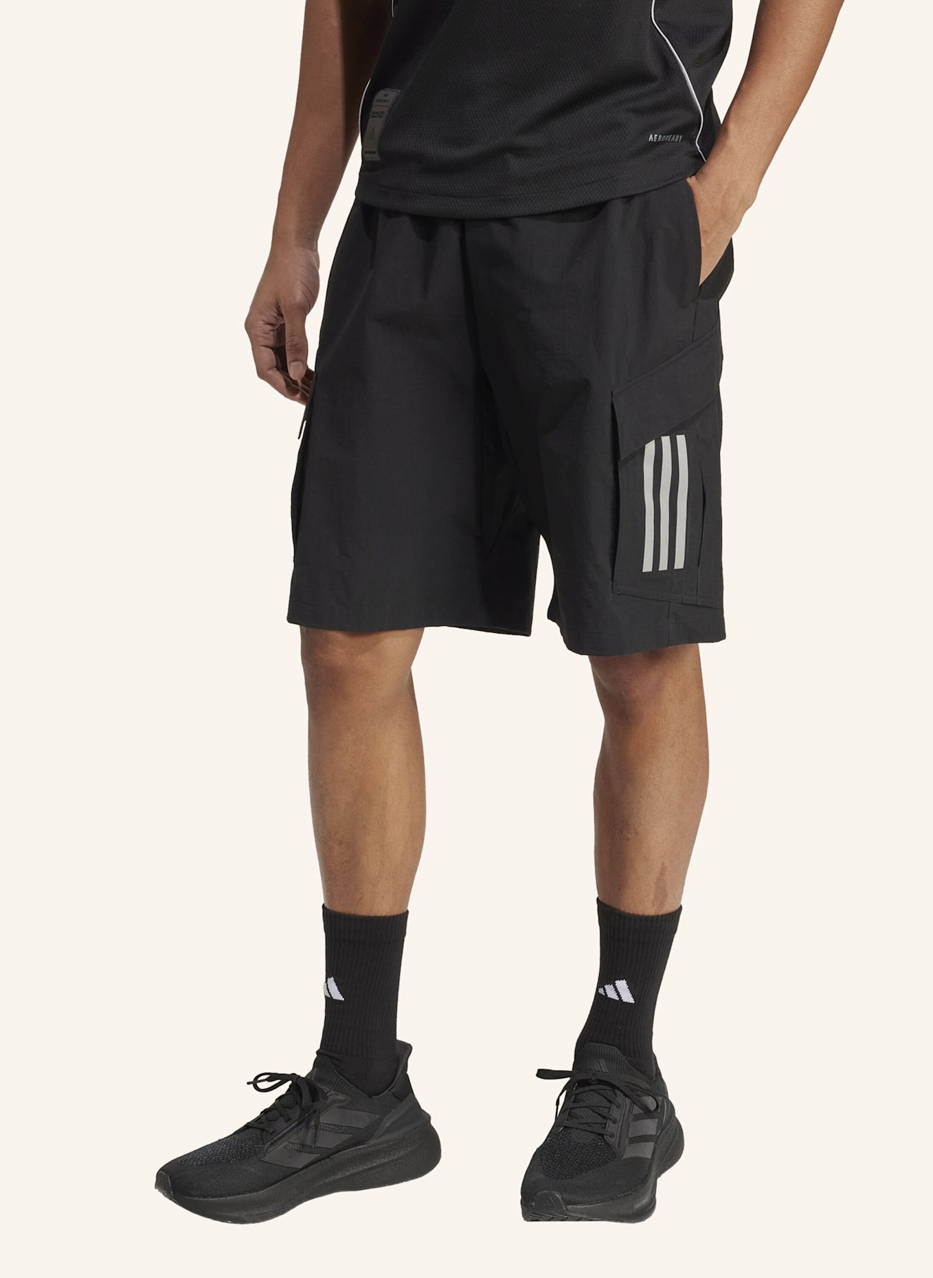 adidas MERCEDES - AMG PETRONAS FORMULA ONE TEAM MECHANICS SHORTS: SCHWARZ/ SILBER