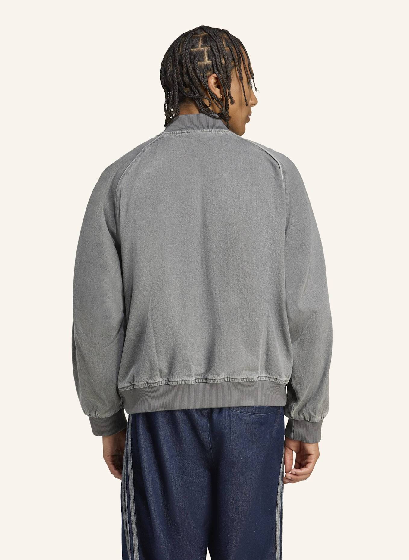 adidas Originals SST ADICOLOR LOOSE SST JEANSJACKE, BLACK WASH: GRAU