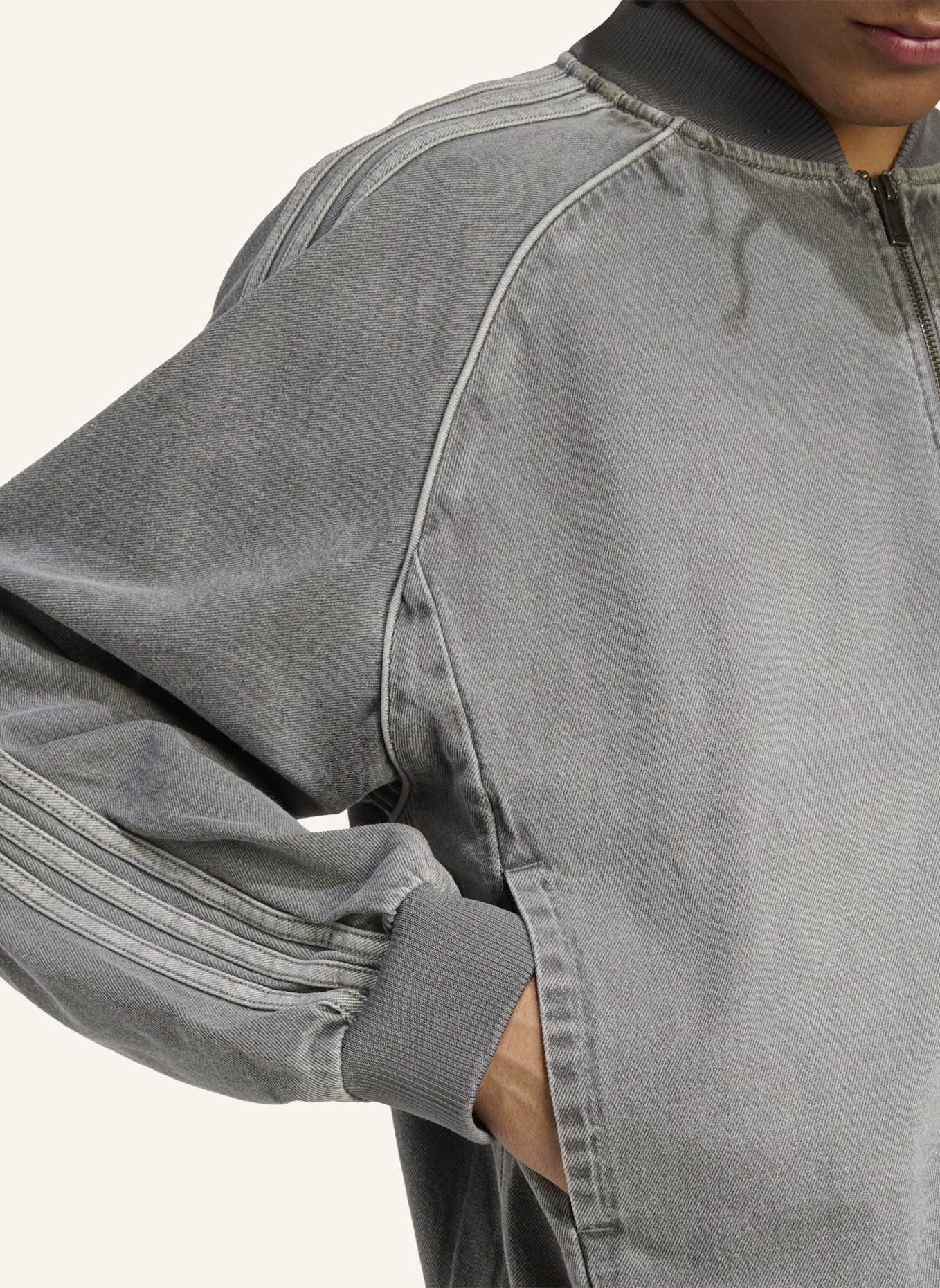 adidas Originals SST ADICOLOR LOOSE SST JEANSJACKE, BLACK WASH: GRAU