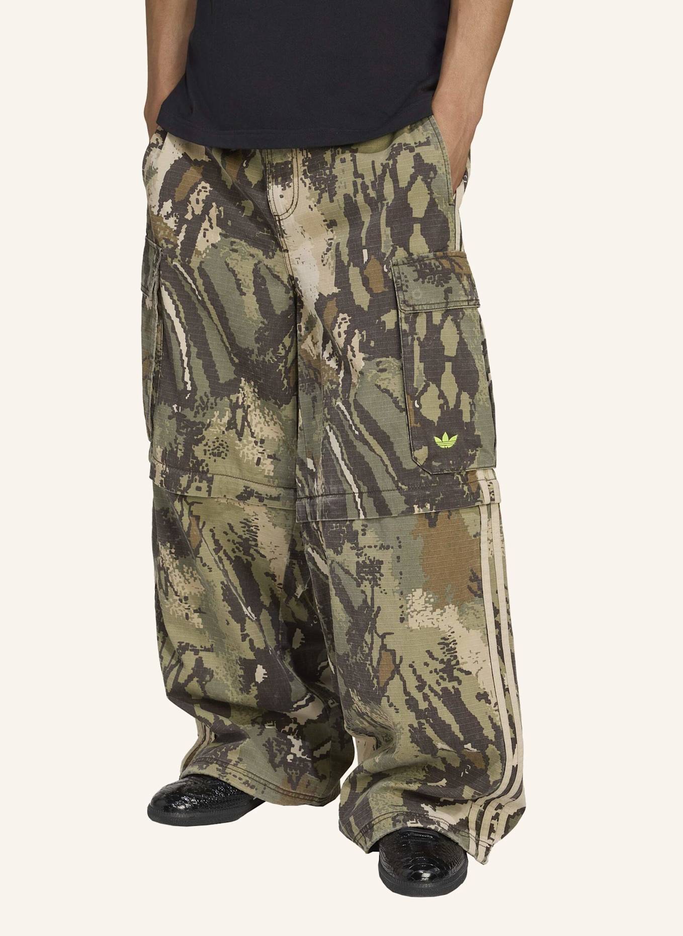 adidas Originals CARGO-HOSE MIT ABNEHMBAREN BEINEN: GRÜN