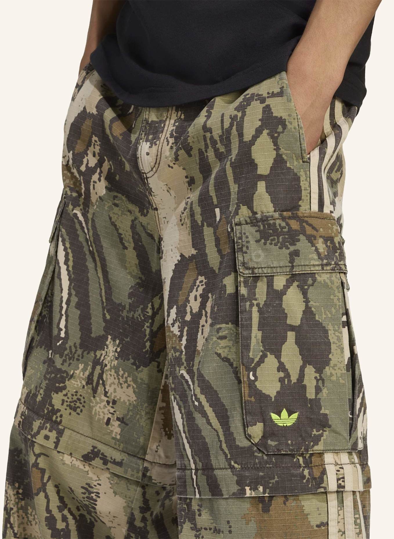 adidas Originals CARGO-HOSE MIT ABNEHMBAREN BEINEN: GRÜN