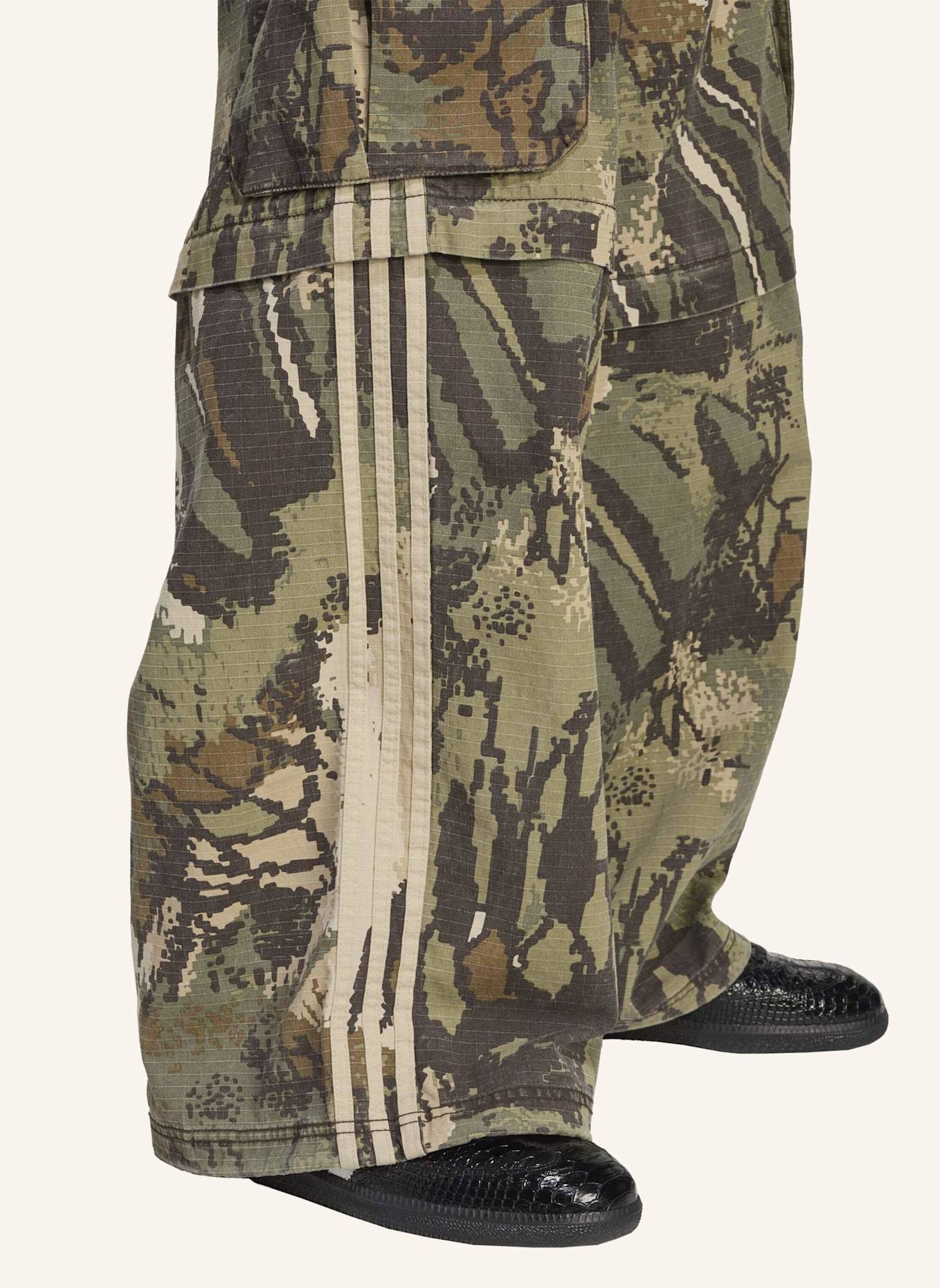 adidas Originals CARGO-HOSE MIT ABNEHMBAREN BEINEN: GRÜN