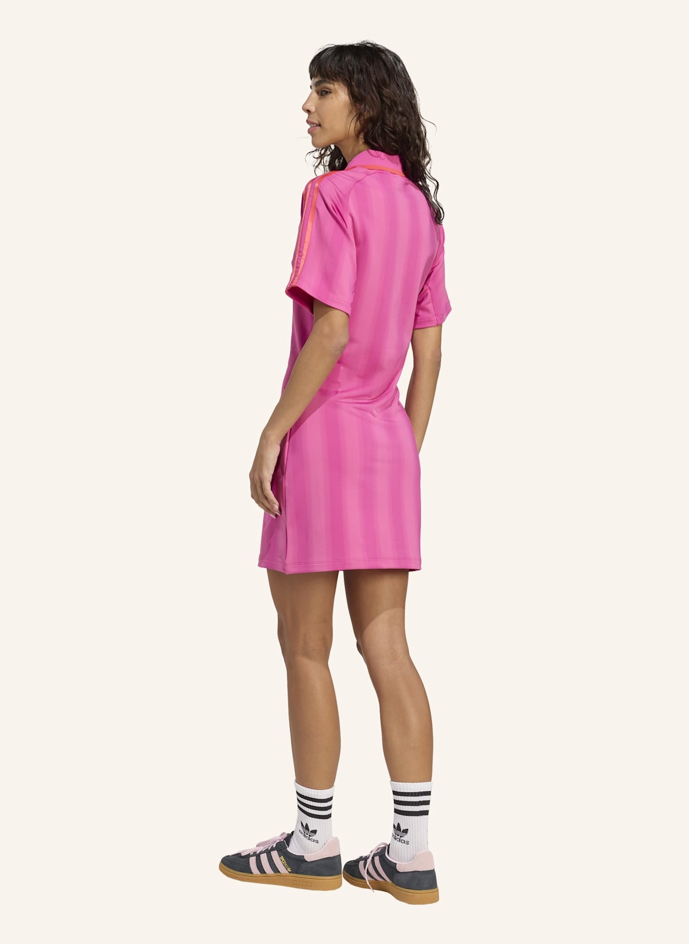 adidas Originals FOOTBALL INSPIRED GRAPHIC KLEID: ROSA