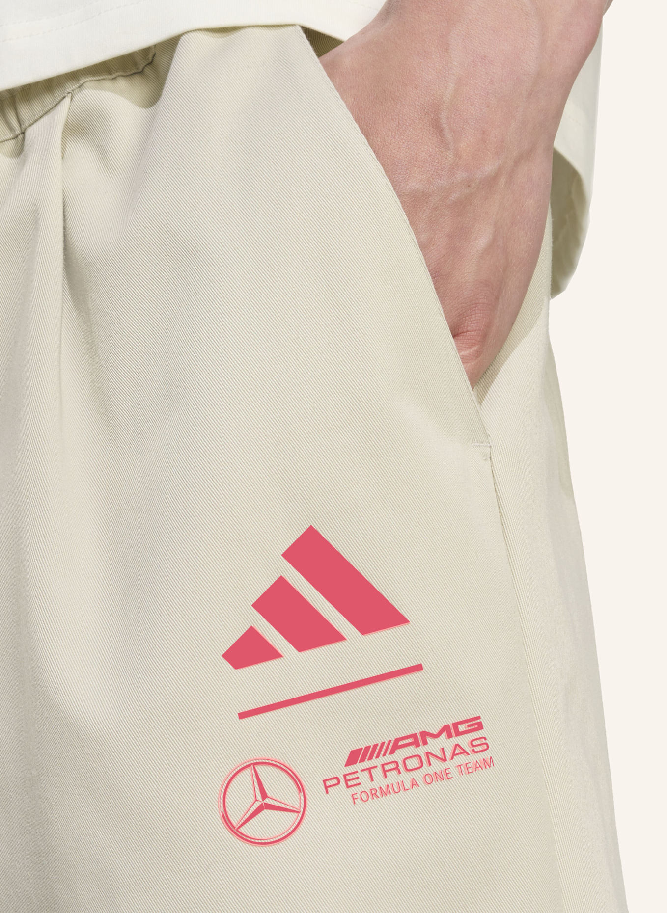 adidas MERCEDES - AMG PETRONAS FORMULA ONE TEAM SUMMER CHINO HOSE: BEIGE