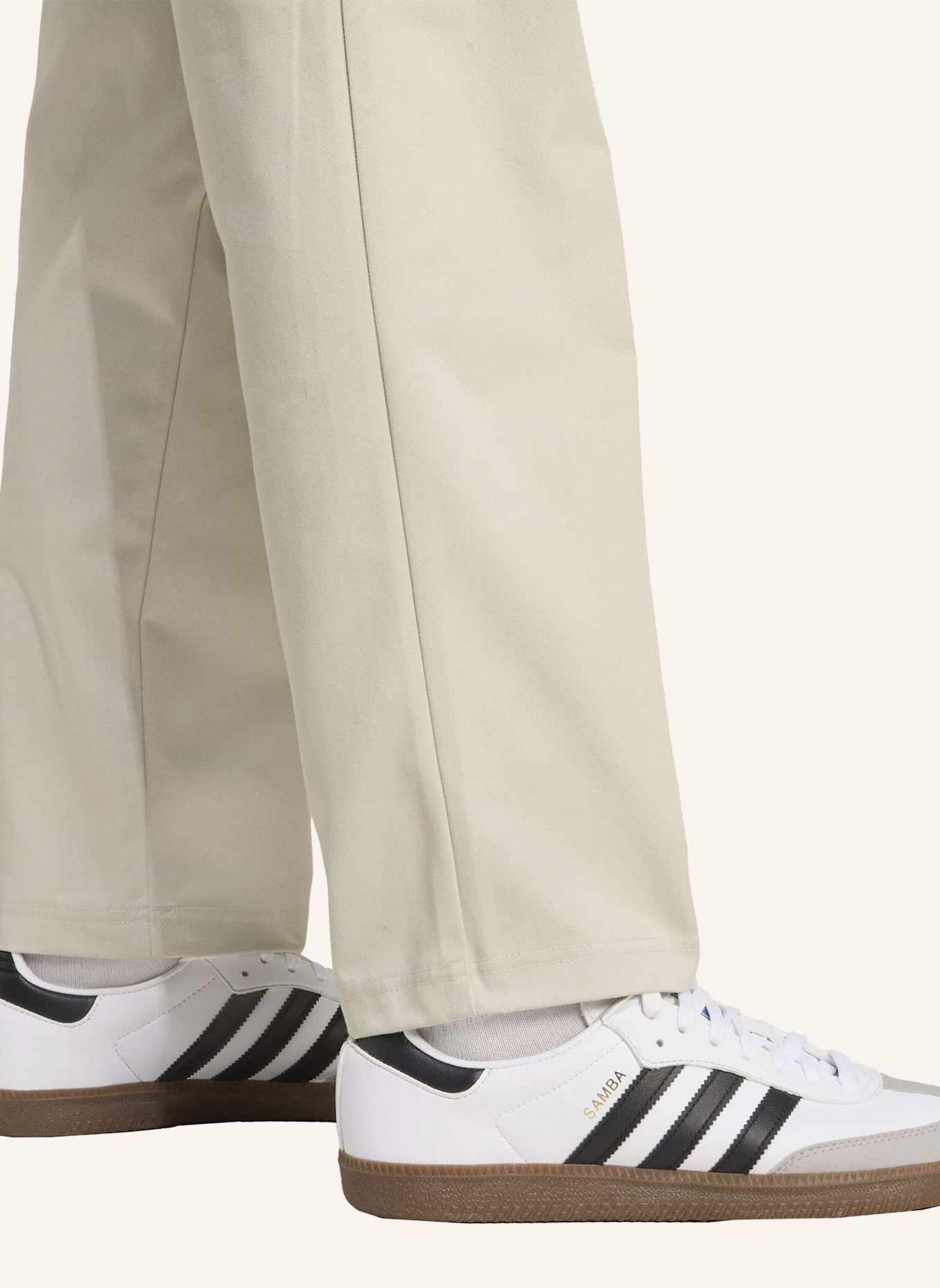 adidas MERCEDES - AMG PETRONAS FORMULA ONE TEAM SUMMER CHINO HOSE: BEIGE