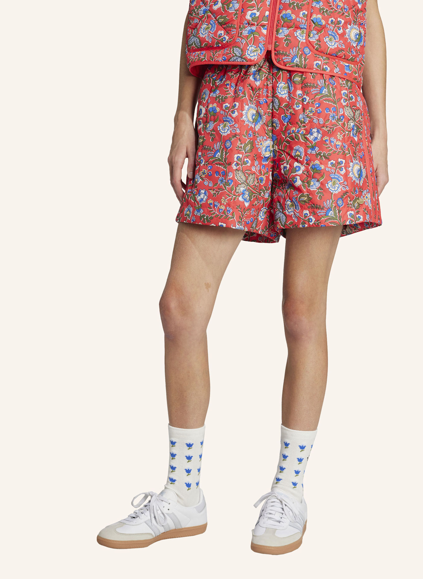 adidas Originals ADIDAS ORIGINALS X LIBERTY LONDON QUILTED SHORTS: ROT