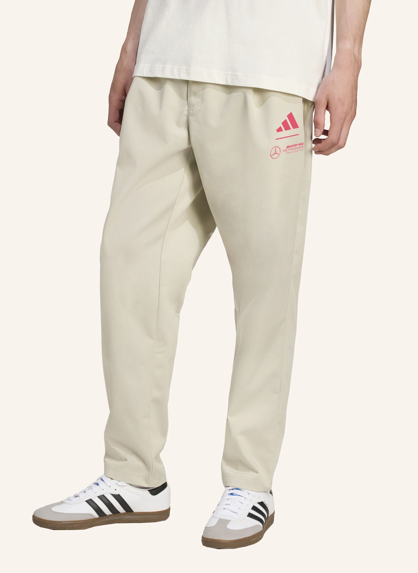 adidas MERCEDES - AMG PETRONAS FORMULA ONE TEAM SUMMER CHINO HOSE: BEIGE