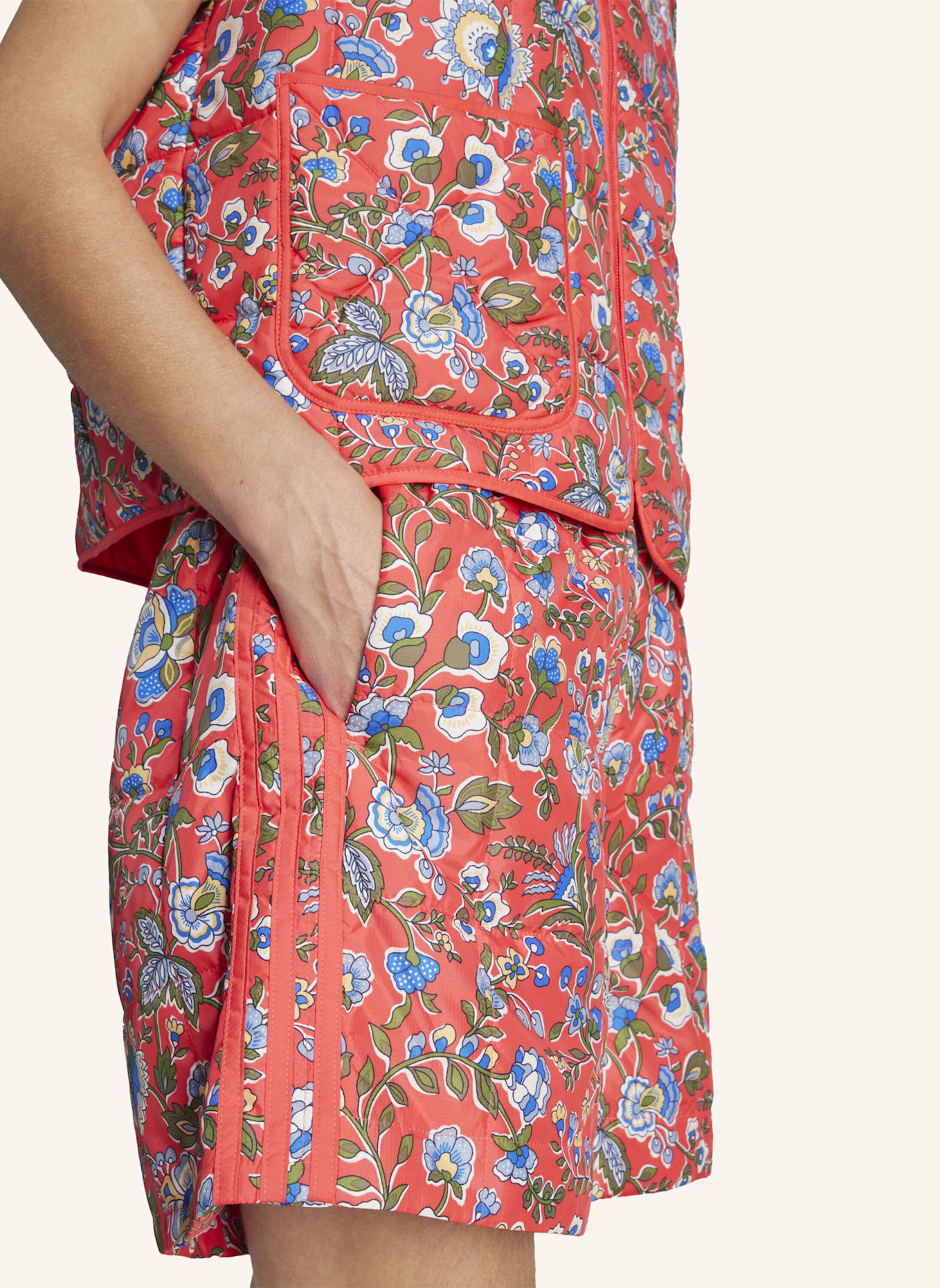 adidas Originals ADIDAS ORIGINALS X LIBERTY LONDON QUILTED SHORTS: ROT