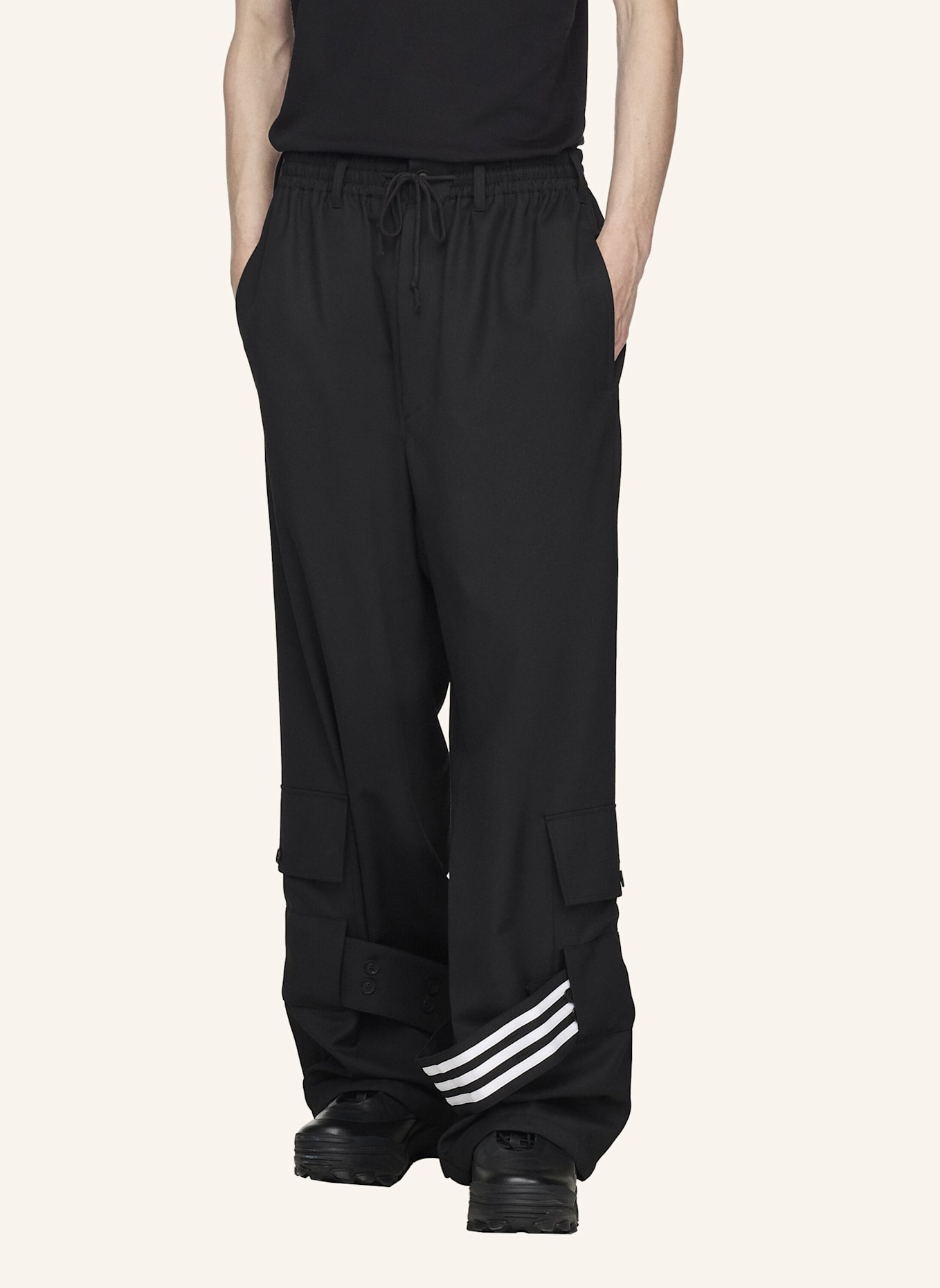 Y-3 Y-3 CARGO-HOSE AUS VEREDELTEM WOLLSTOFF: SCHWARZ