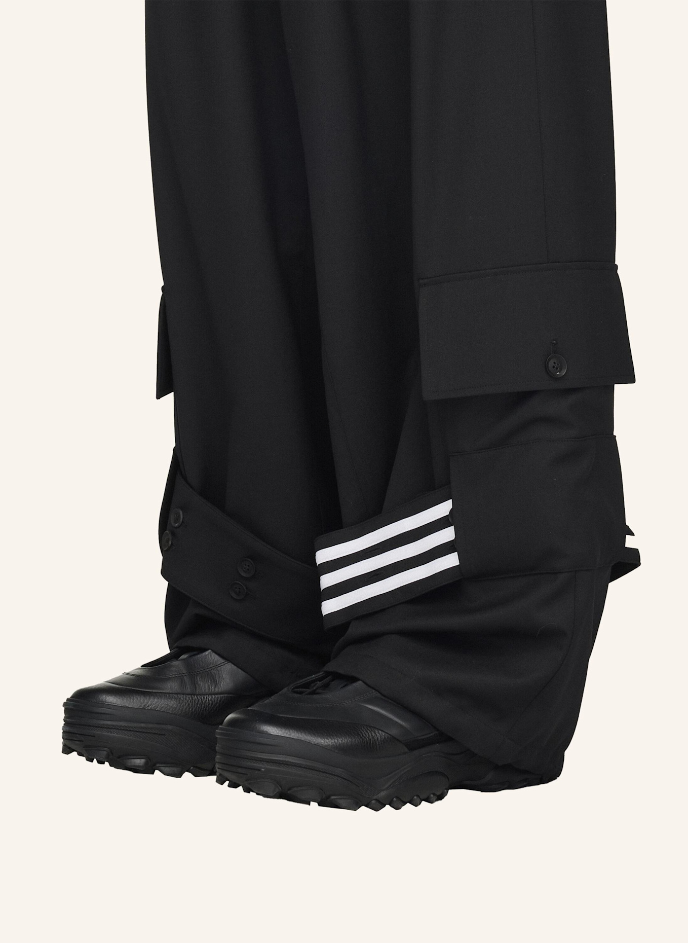 Y-3 Y-3 CARGO-HOSE AUS VEREDELTEM WOLLSTOFF: SCHWARZ