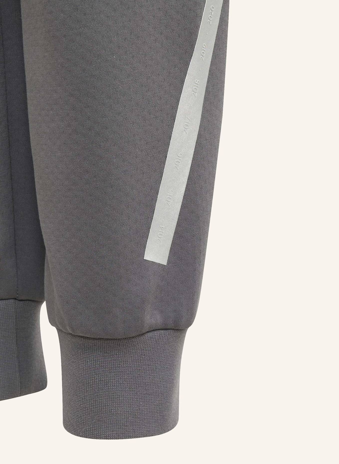 adidas MERCEDES – AMG PETRONAS FORMULA ONE TEAM SILVER ARROWS HOSE FÜR KINDER: GRAU