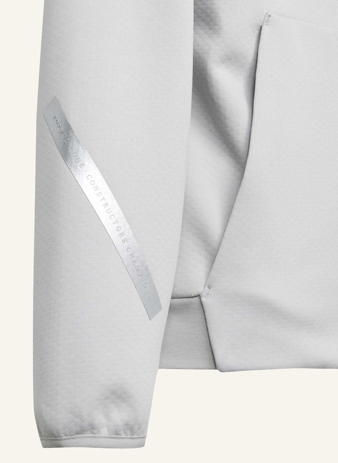 adidas MERCEDES-AMG PETRONAS FORMULA ONE TEAM SILVER ARROWS KIDS TRAININGSJACKE MIT KAPUZE UND DURCHGEHENDEM REISSVERSCHLUSS: GRAU