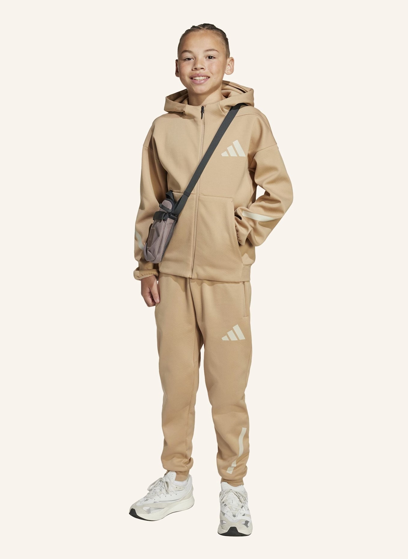 adidas ADIDAS Z.N.E. HOSE MIT SCHMAL ZULAUFENDER BEINFORM: BEIGE