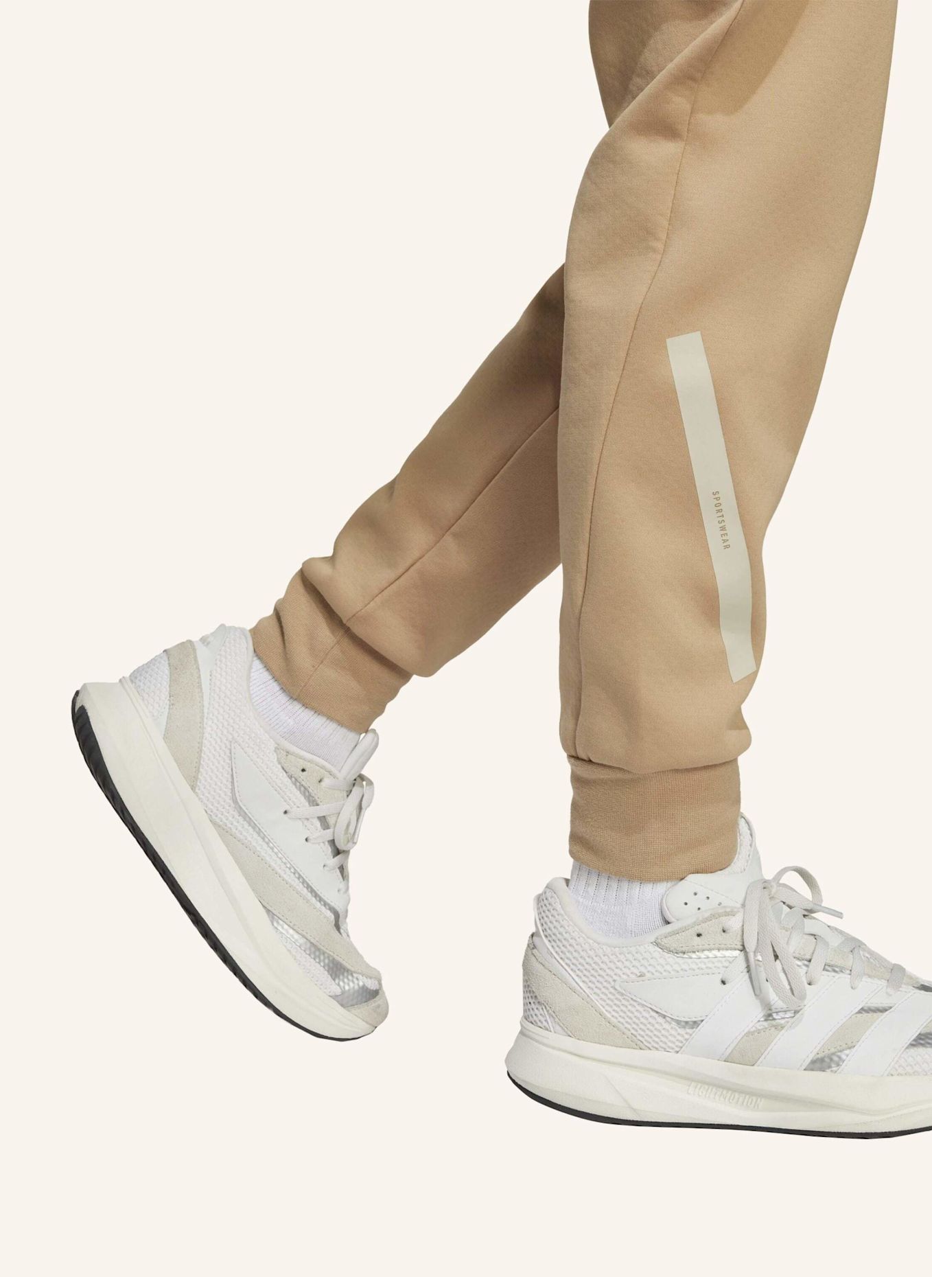 adidas ADIDAS Z.N.E. HOSE MIT SCHMAL ZULAUFENDER BEINFORM: BEIGE