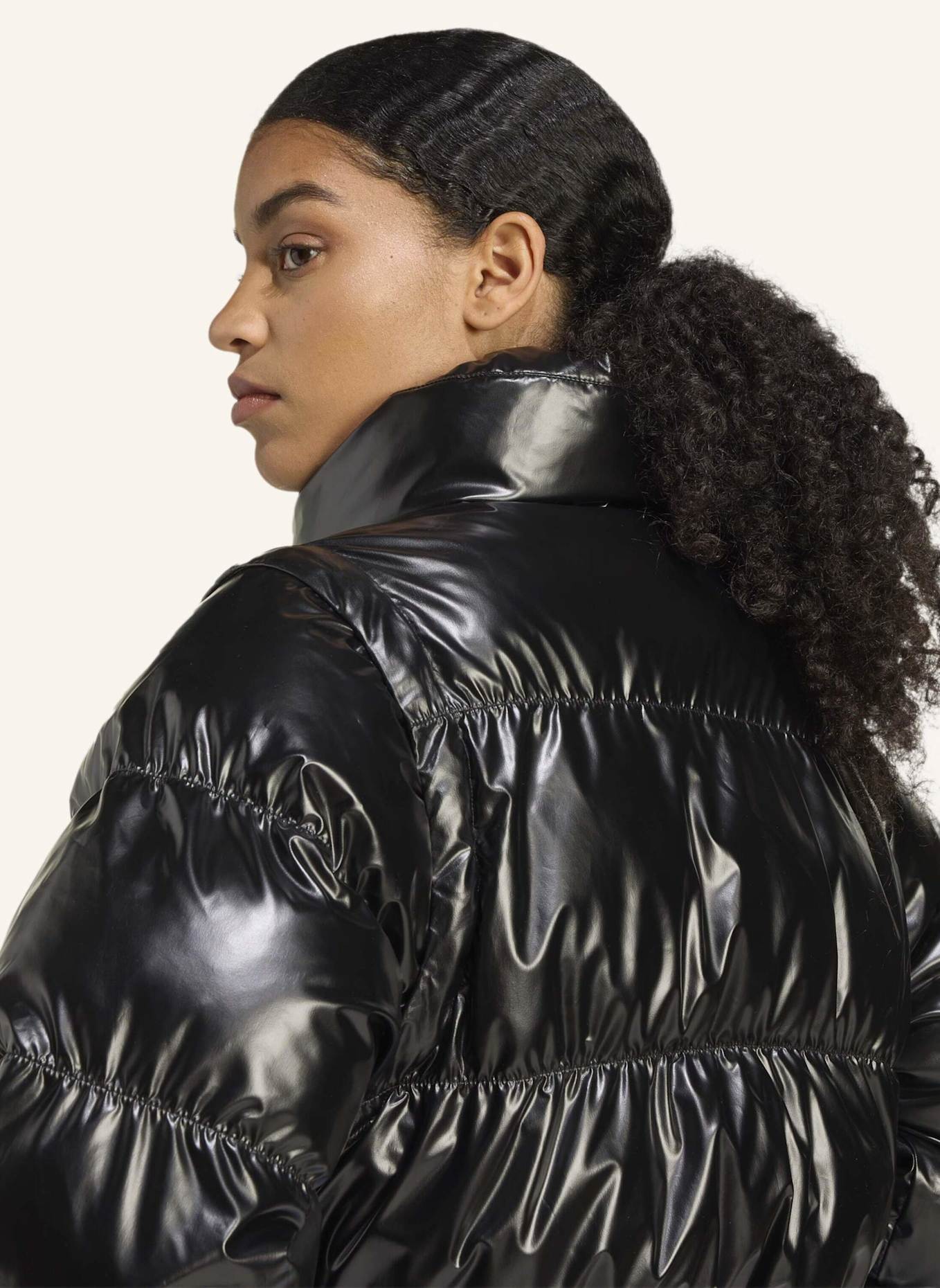 adidas Originals ESSENTIALS GLÄNZENDE 2-IN-1 KÜRZER GESCHNITTENE PUFFER JACKE: SCHWARZ